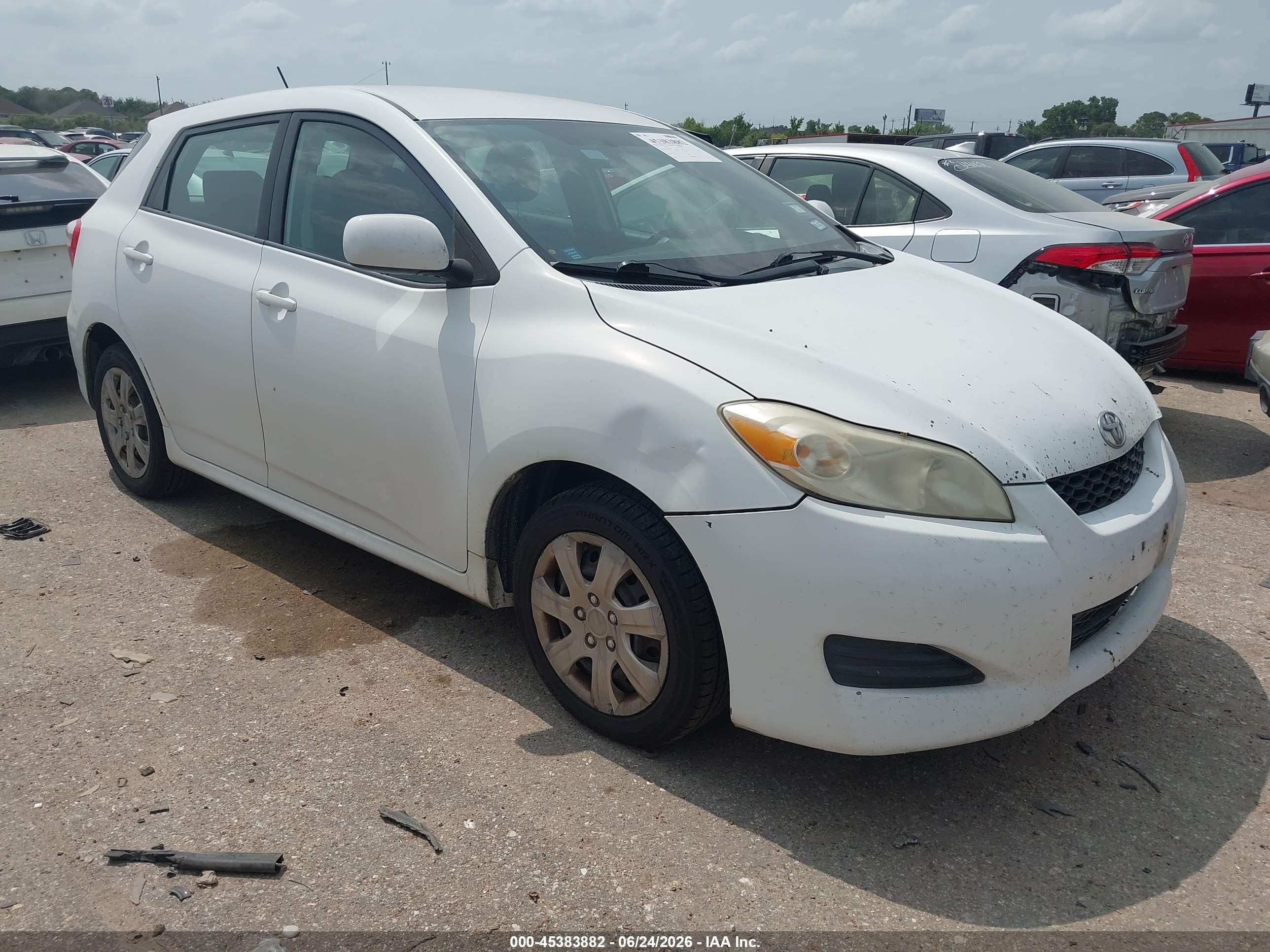 2010 Toyota Matrix   White vin: 2T1KU4EE4AC327761
