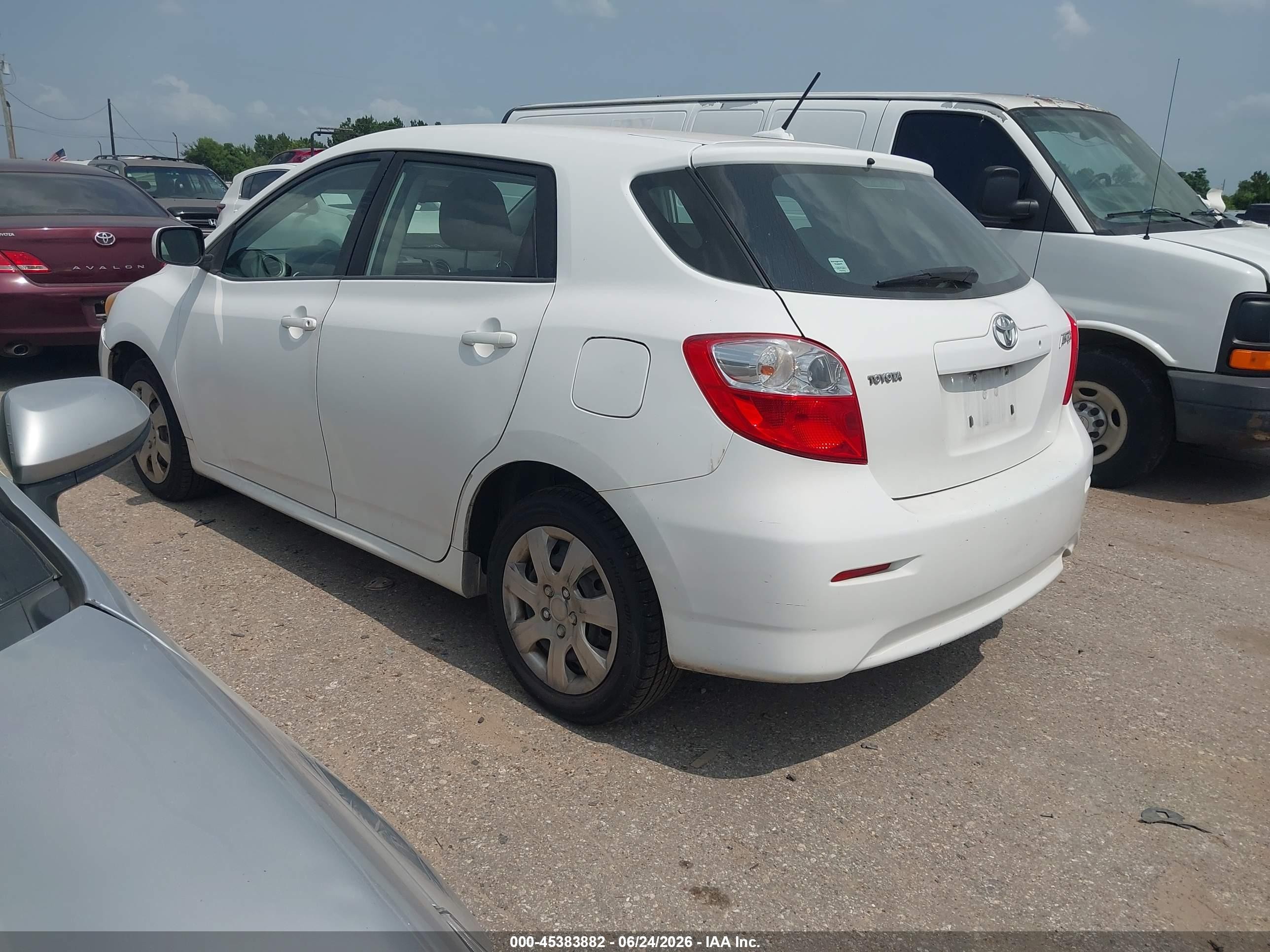 2010 Toyota Matrix   White vin: 2T1KU4EE4AC327761