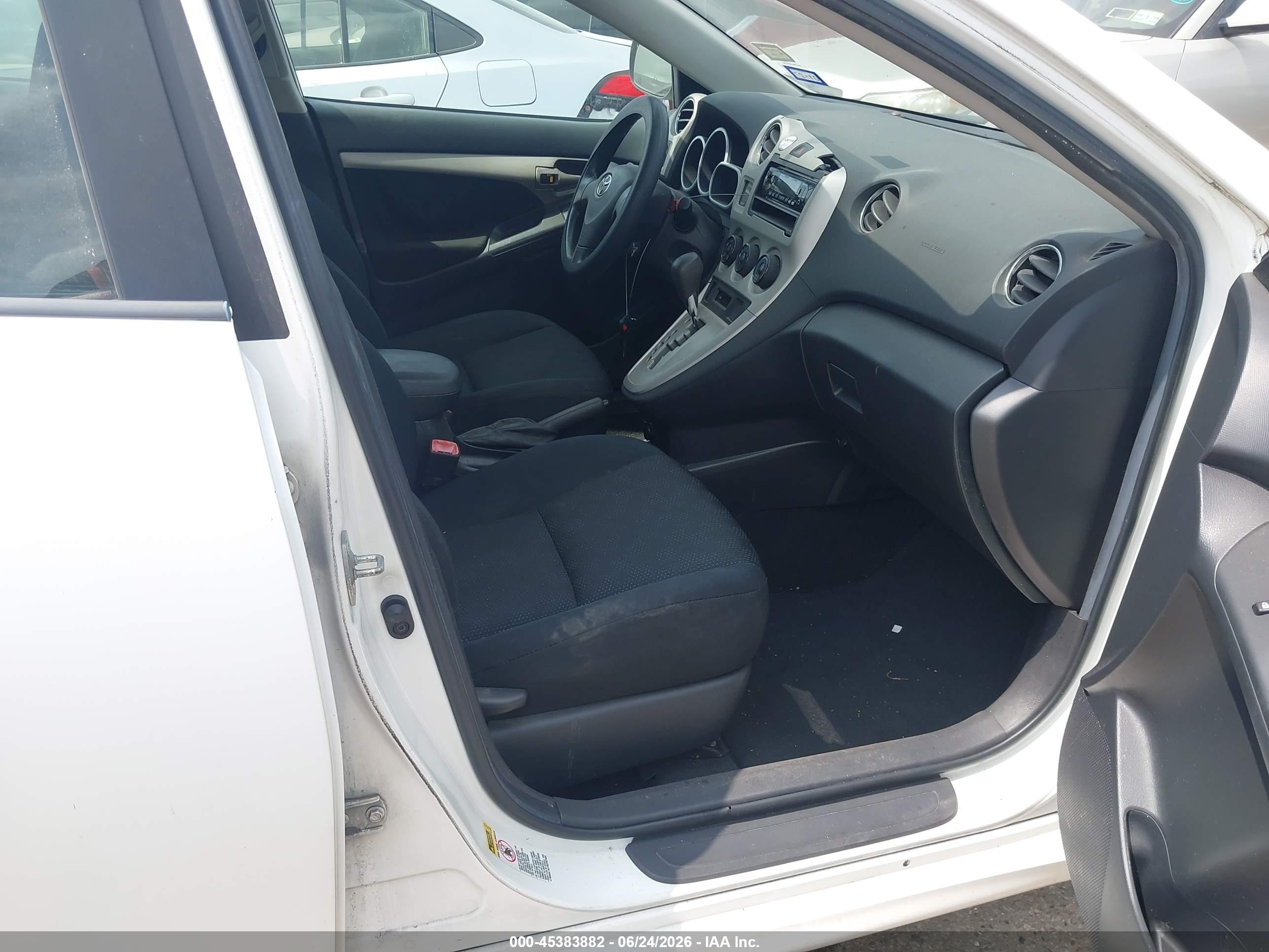2010 Toyota Matrix   White vin: 2T1KU4EE4AC327761