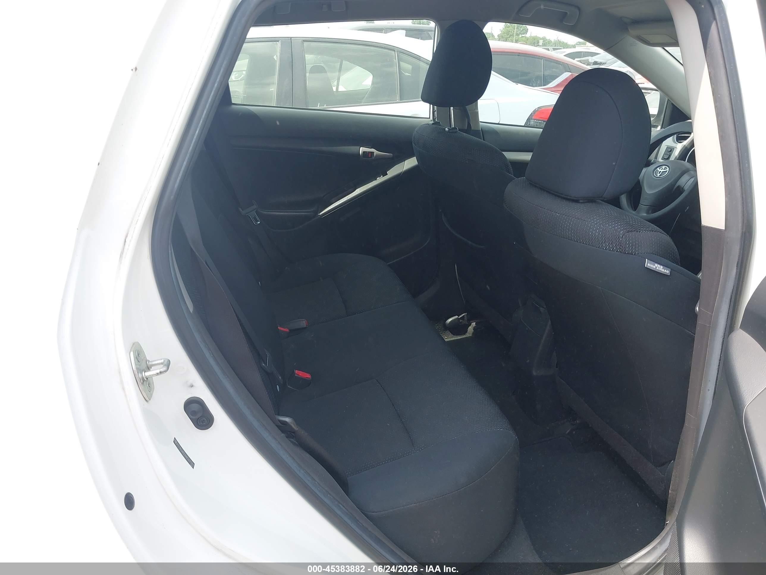2010 Toyota Matrix   White vin: 2T1KU4EE4AC327761