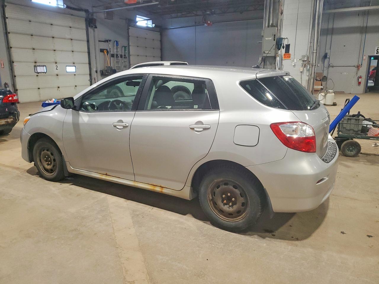 2011 Toyota Matrix Base Silver vin: 2T1KU4EE4BC584419