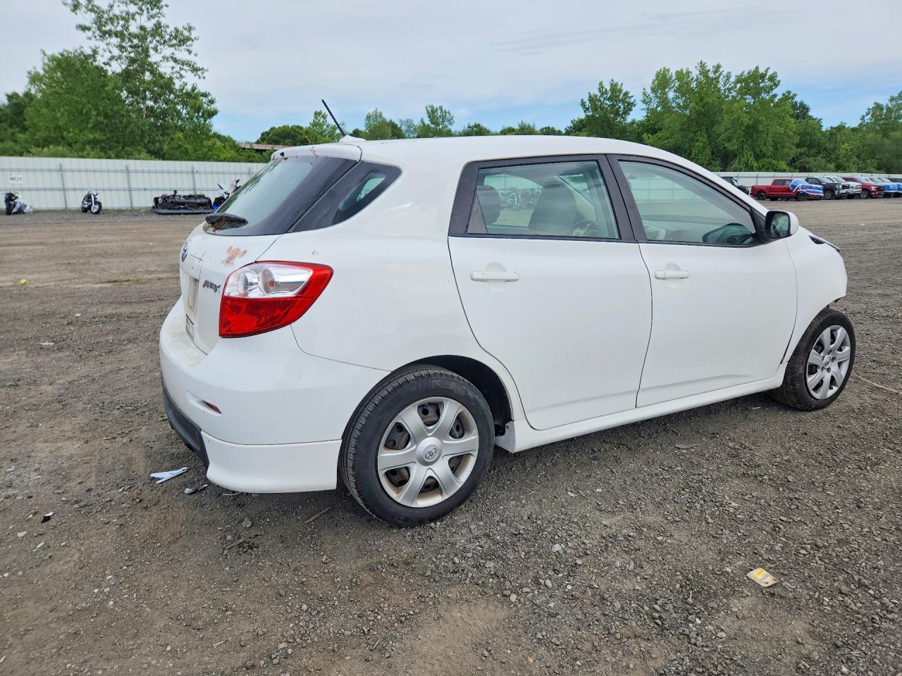 2010 Toyota Matrix Base White vin: 2T1KU4EE5AC367265