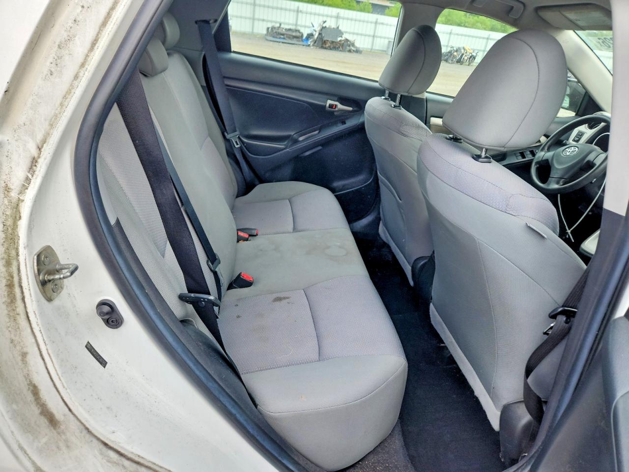 2010 Toyota Matrix Base White vin: 2T1KU4EE5AC367265