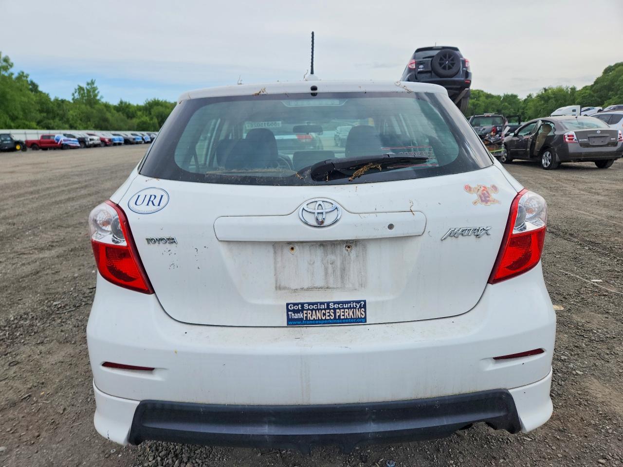 2010 Toyota Matrix Base White vin: 2T1KU4EE5AC367265
