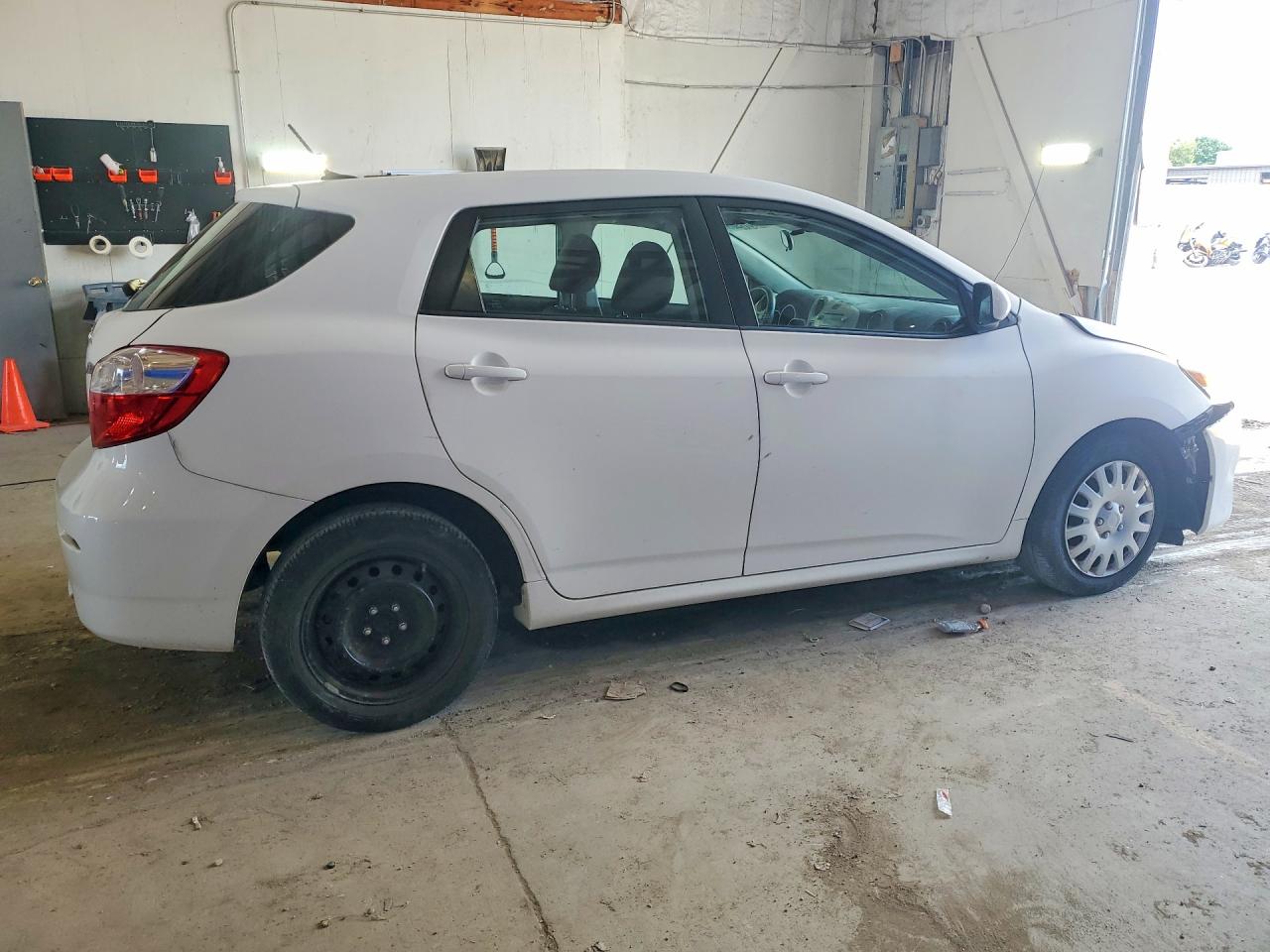 2011 Toyota Matrix Base White vin: 2T1KU4EE5BC536203
