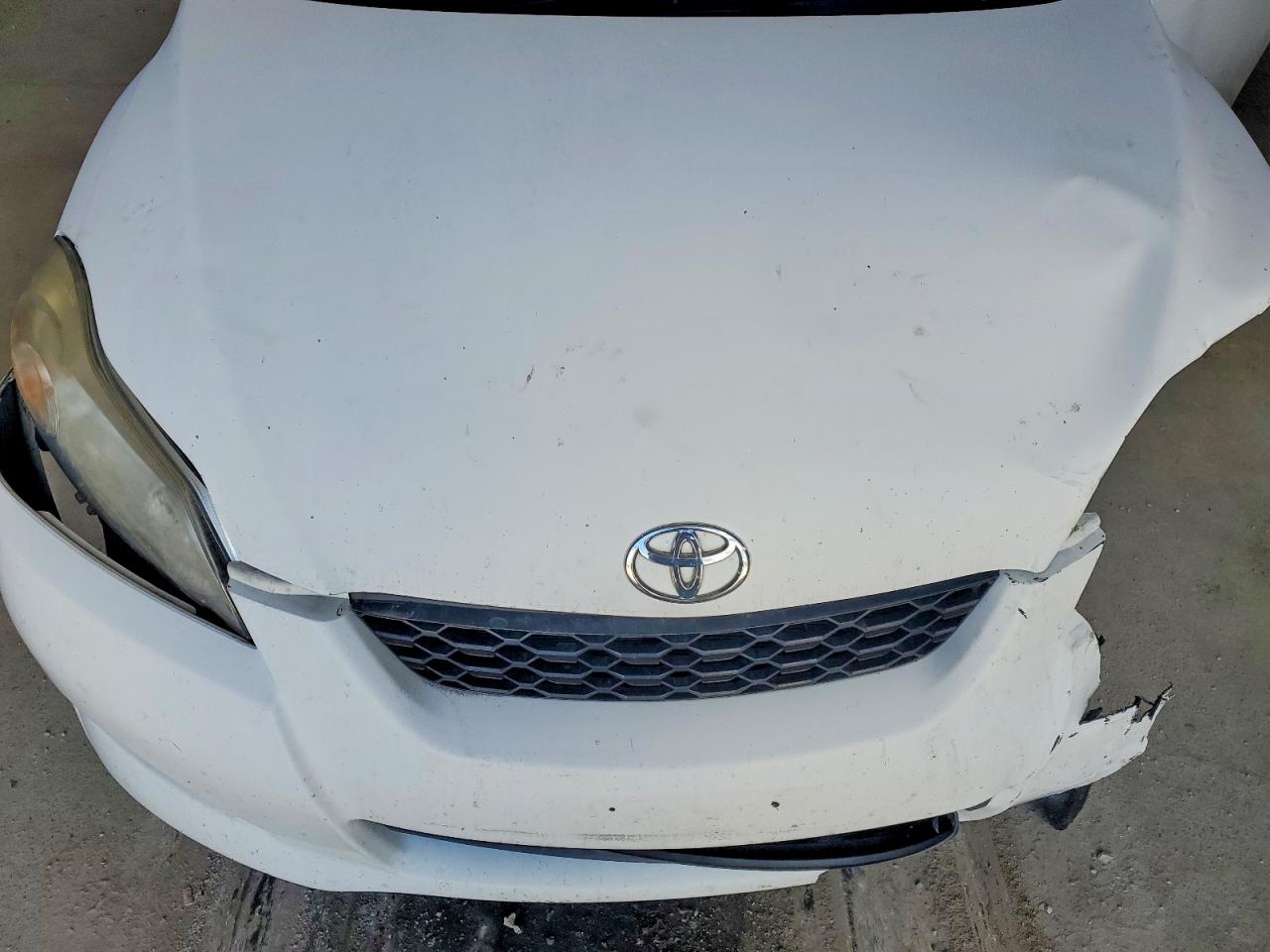 2011 Toyota Matrix Base White vin: 2T1KU4EE5BC536203