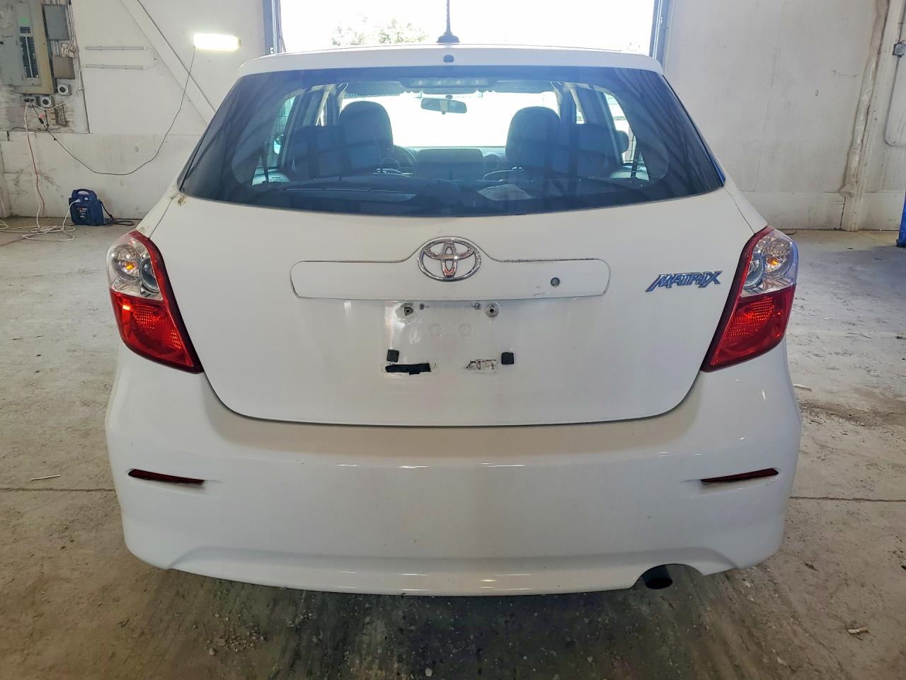 2011 Toyota Matrix Base White vin: 2T1KU4EE5BC536203