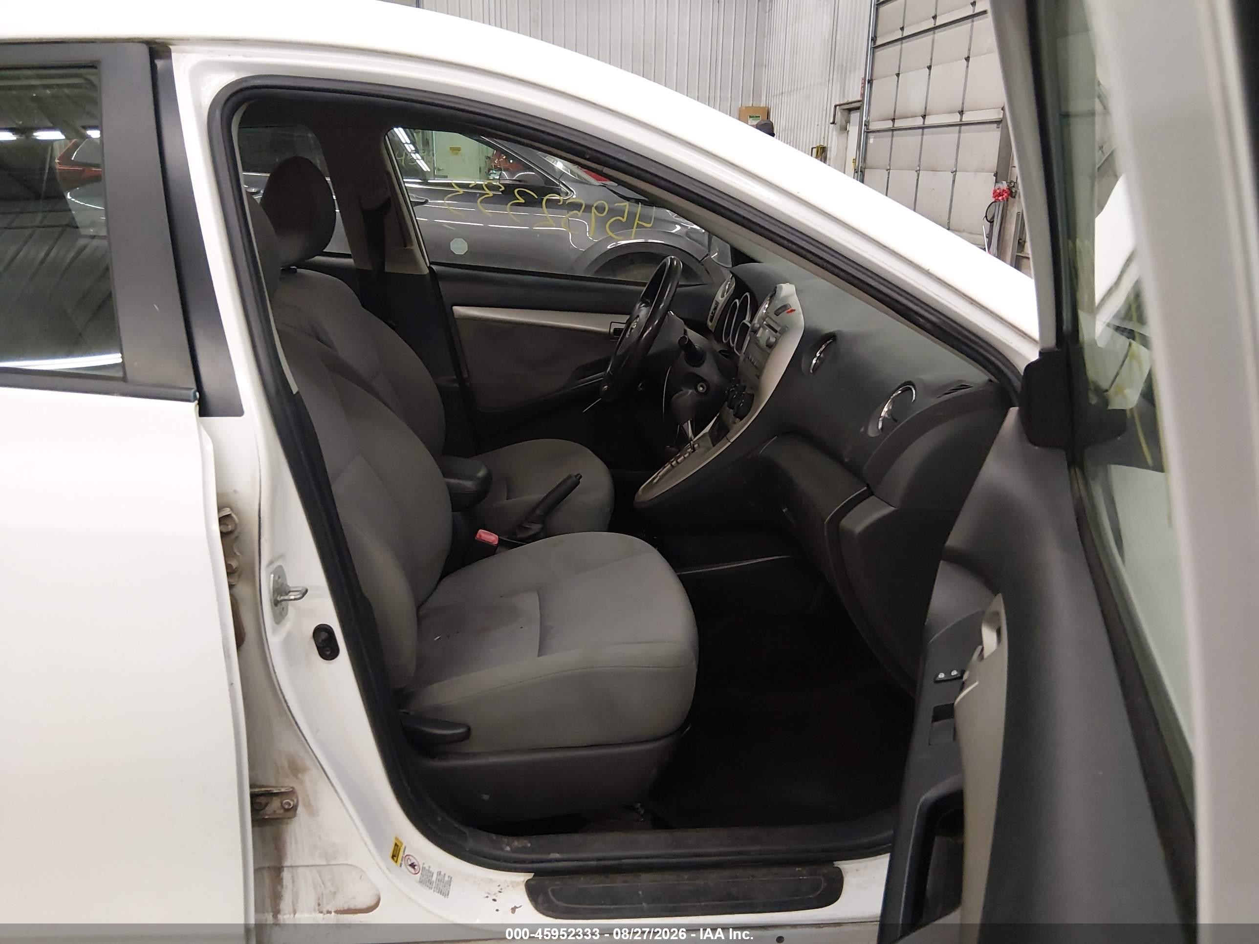 2010 Toyota Matrix   White vin: 2T1KU4EE6AC335313