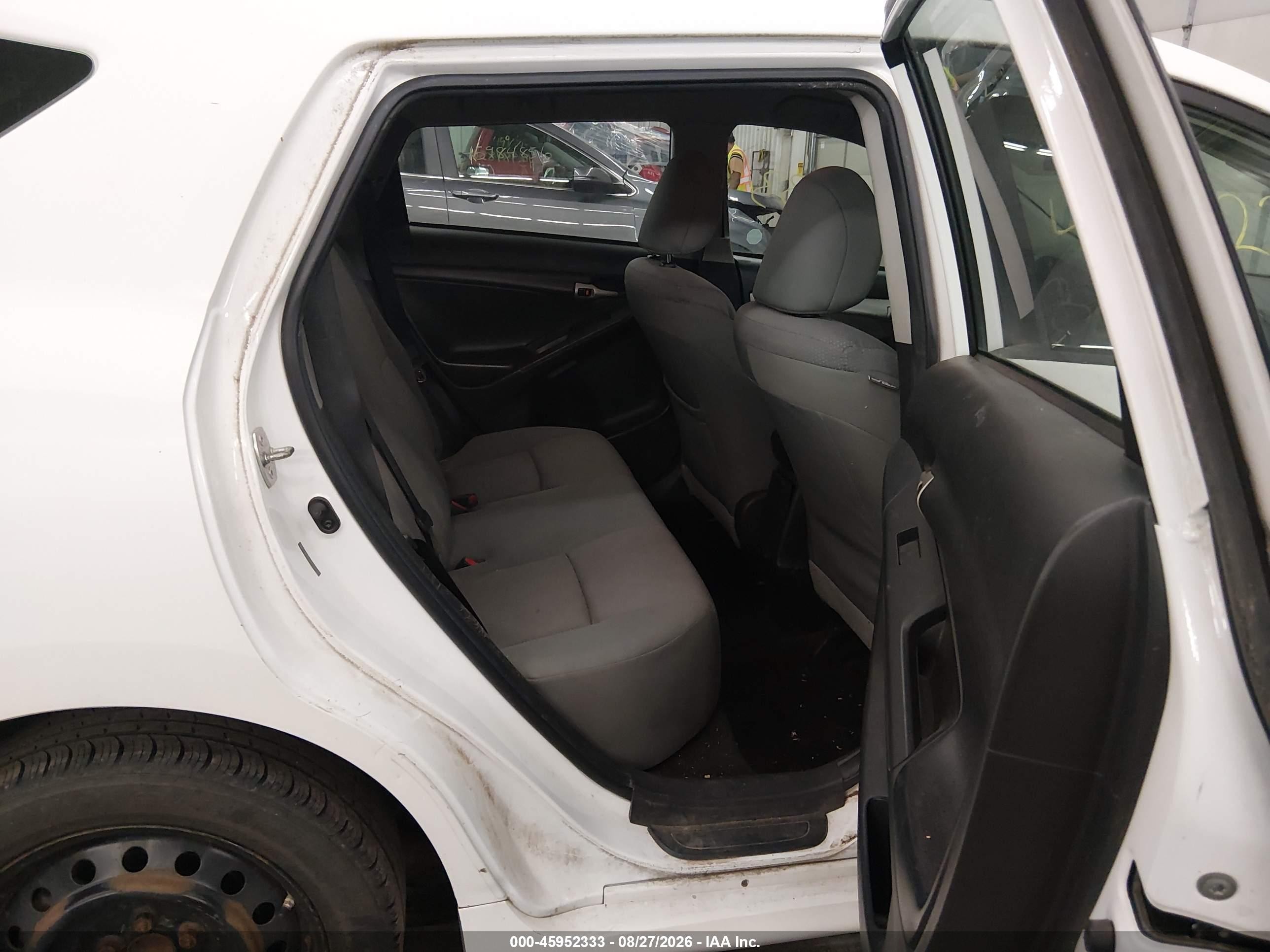 2010 Toyota Matrix   White vin: 2T1KU4EE6AC335313