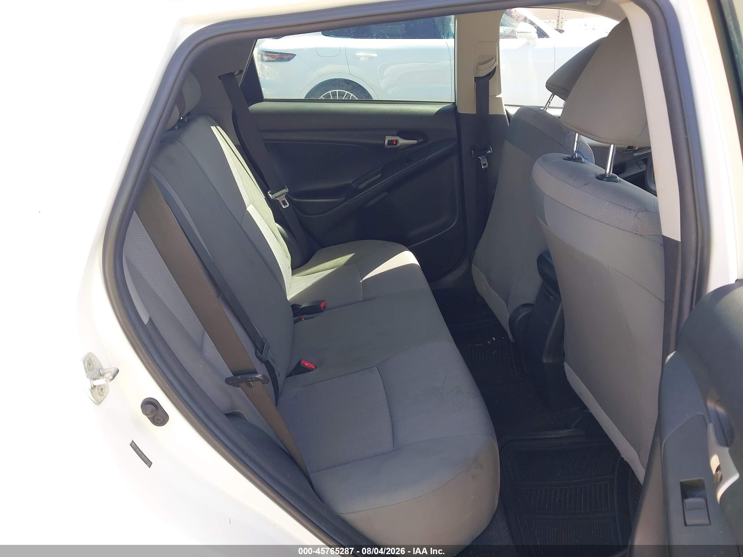 2011 Toyota Matrix   White vin: 2T1KU4EE6BC655328