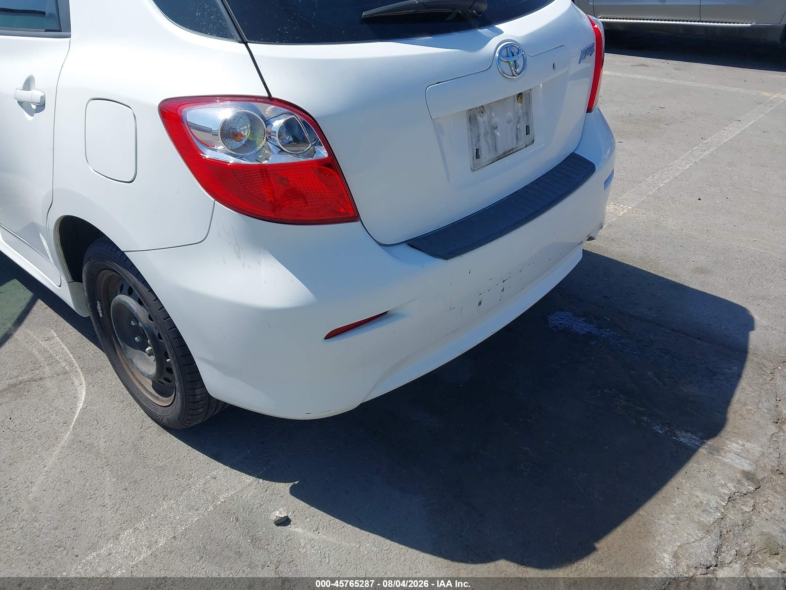 2011 Toyota Matrix   White vin: 2T1KU4EE6BC655328