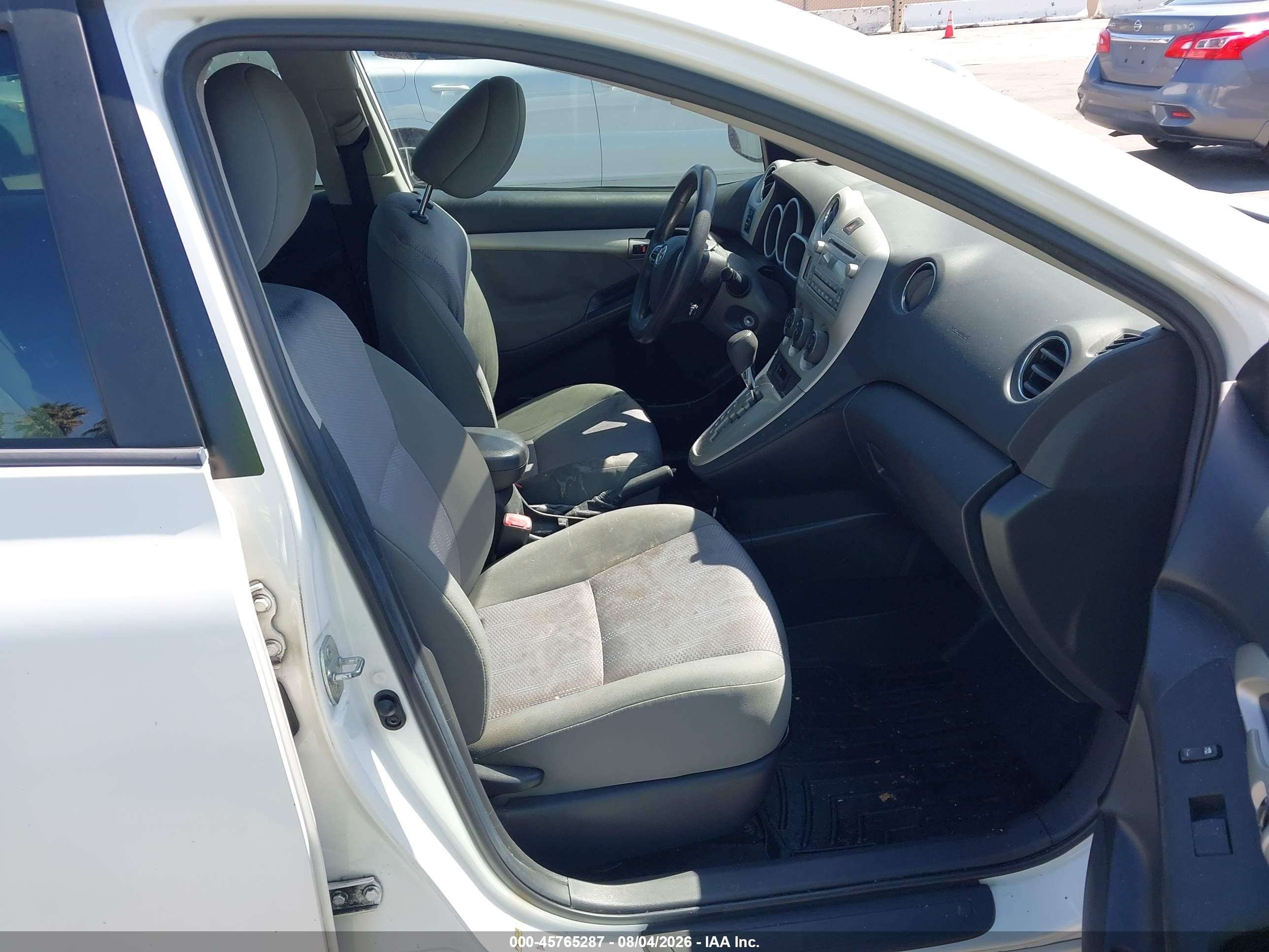 2011 Toyota Matrix   White vin: 2T1KU4EE6BC655328
