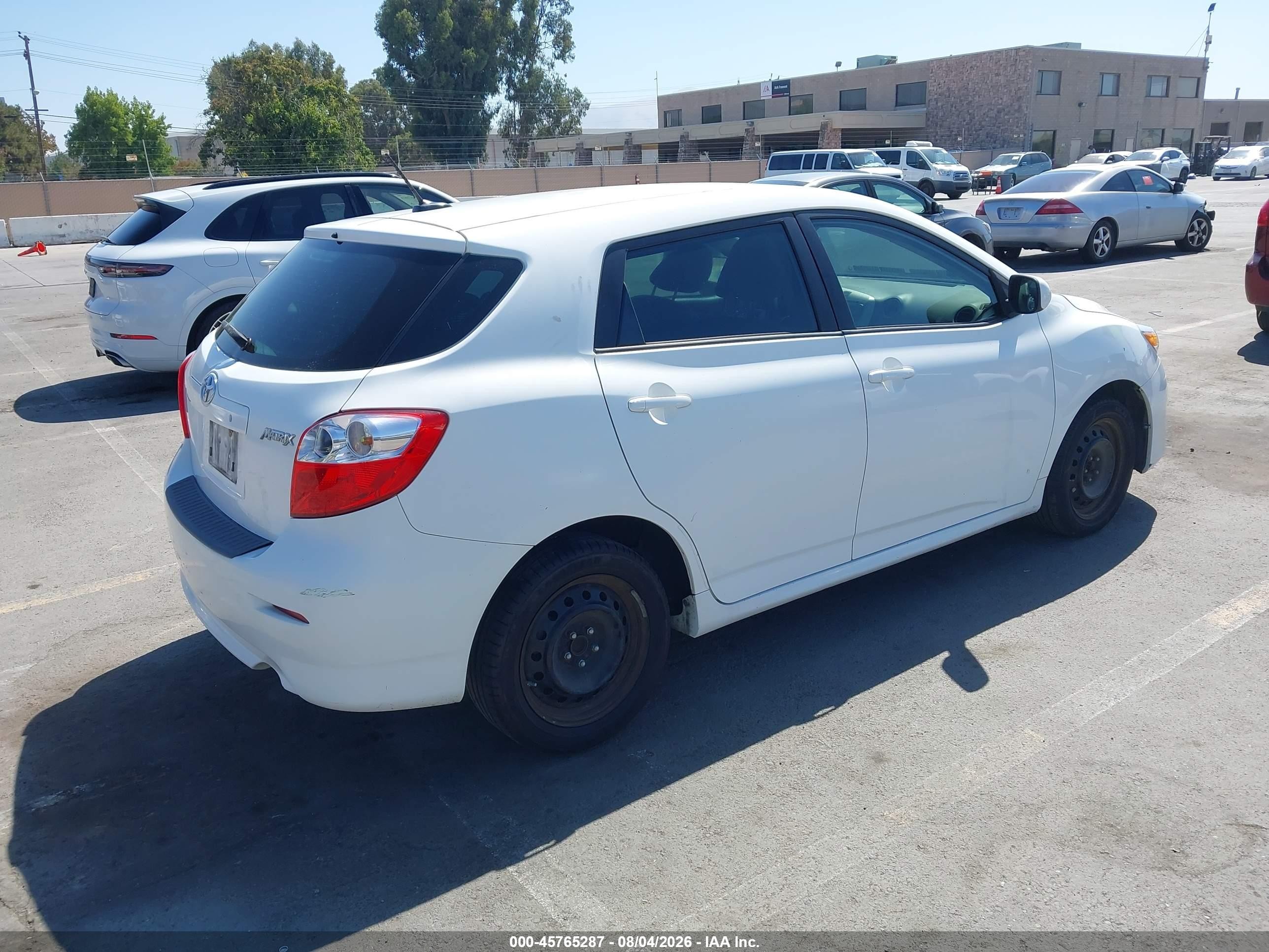 2011 Toyota Matrix   White vin: 2T1KU4EE6BC655328