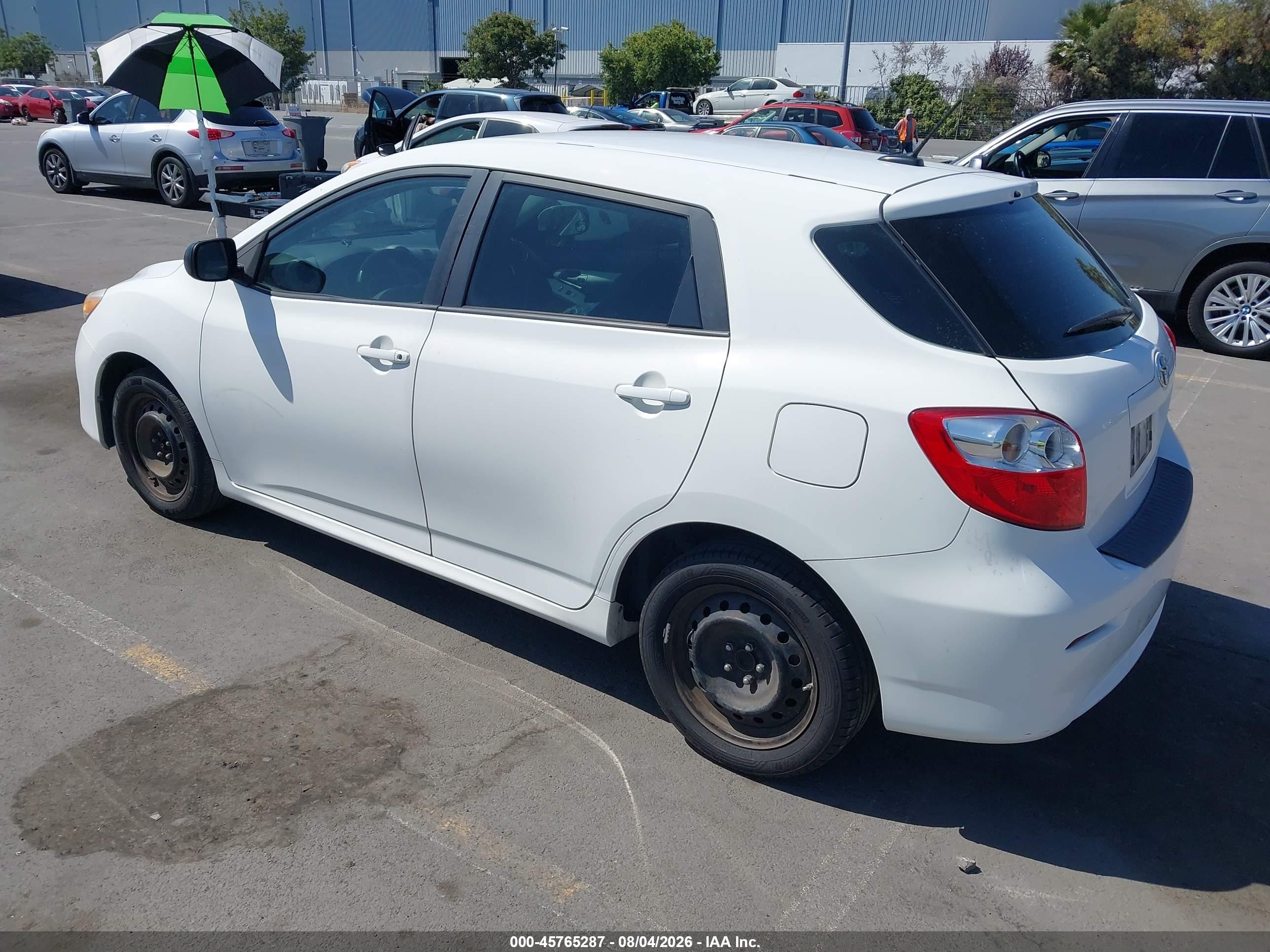 2011 Toyota Matrix   White vin: 2T1KU4EE6BC655328