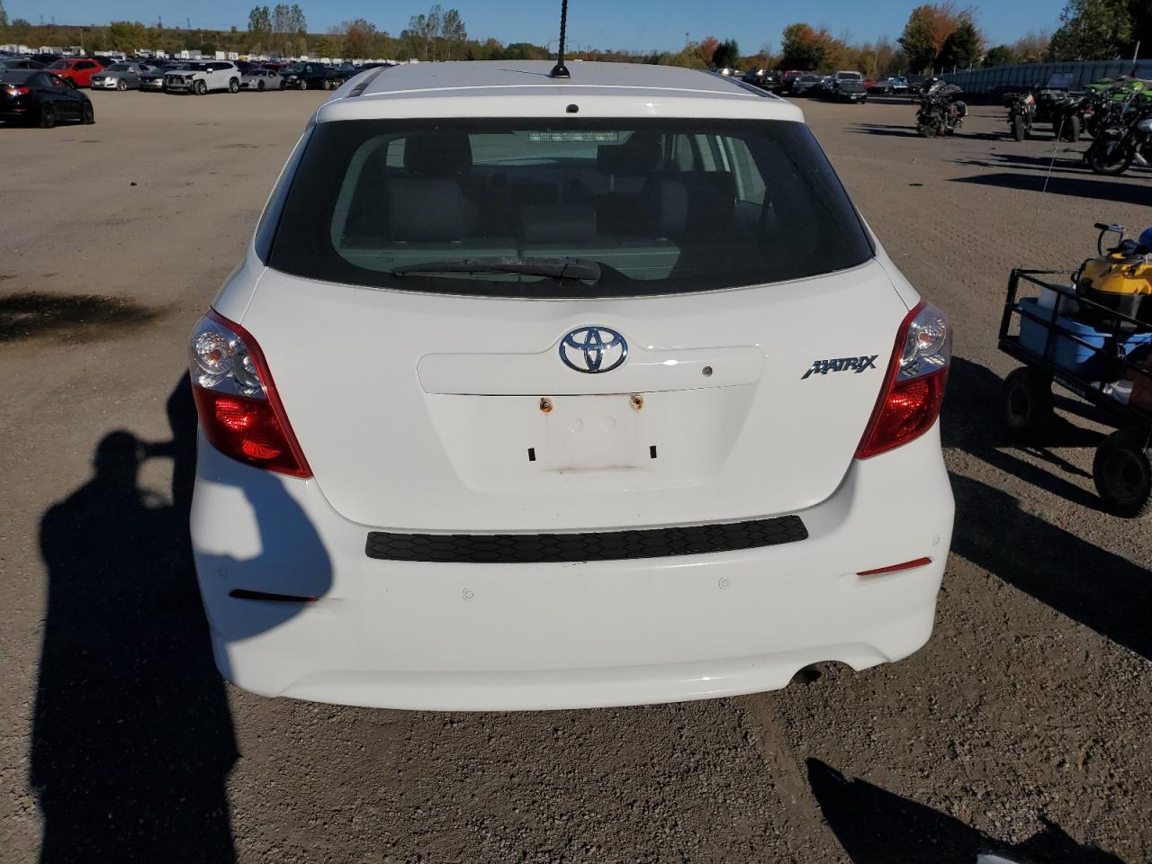 2014 Toyota Matrix Base White vin: 2T1KU4EE6EC134453
