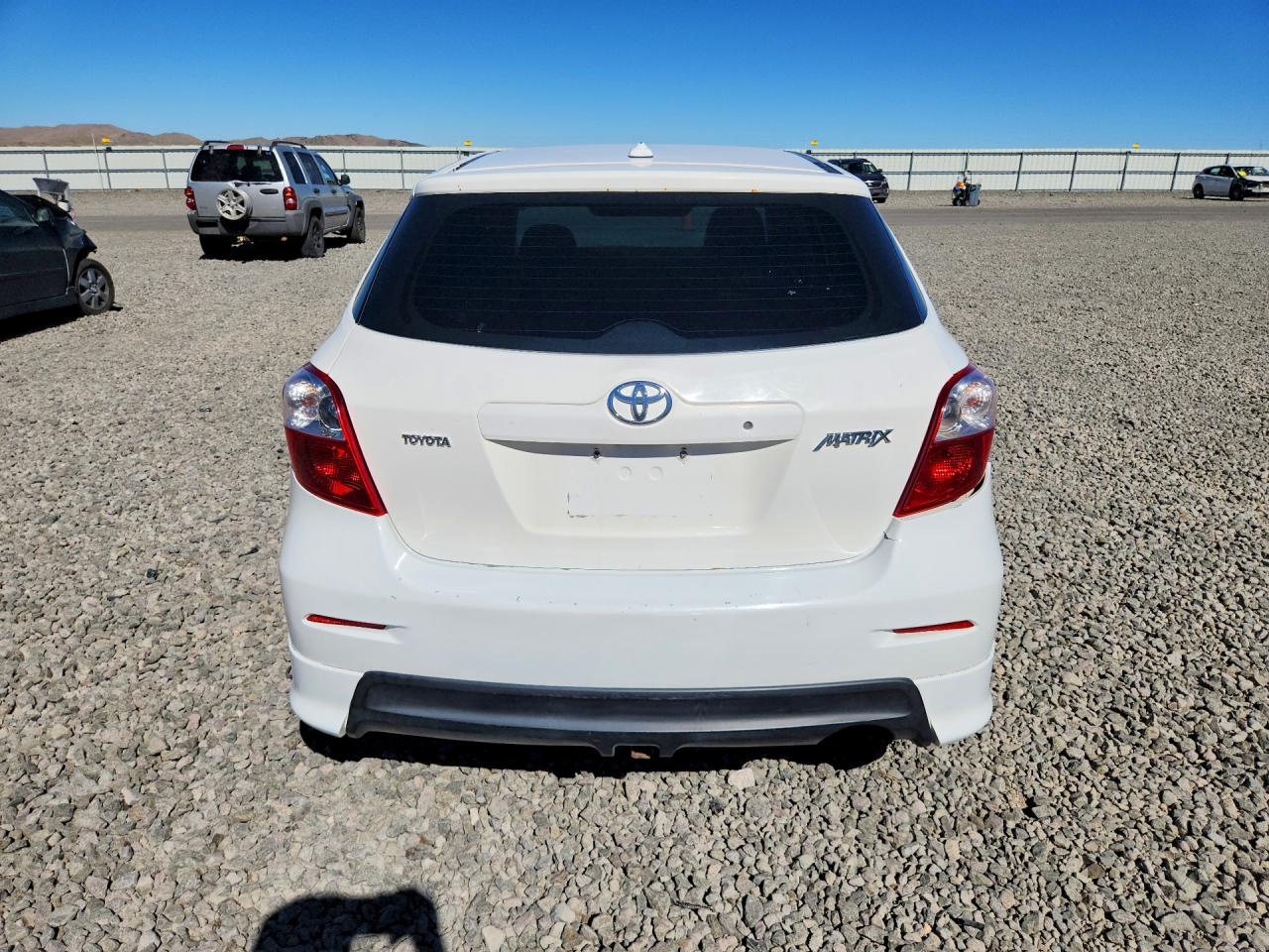 2010 Toyota Matrix Base White vin: 2T1KU4EE8AC309585