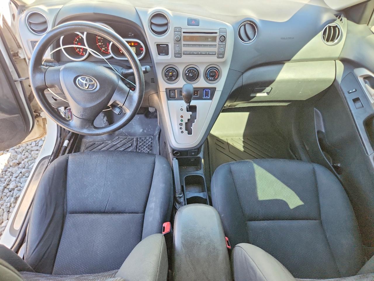 2010 Toyota Matrix Base White vin: 2T1KU4EE8AC309585