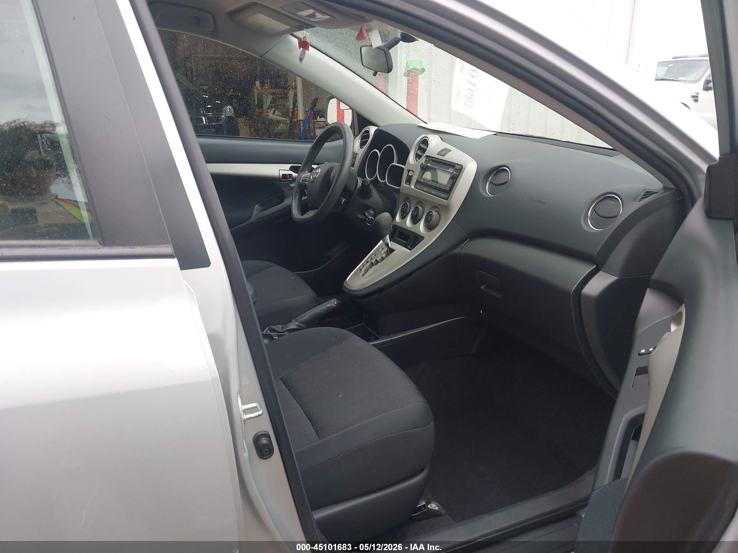 2013 Toyota Matrix L Silver vin: 2T1KU4EE8DC058670
