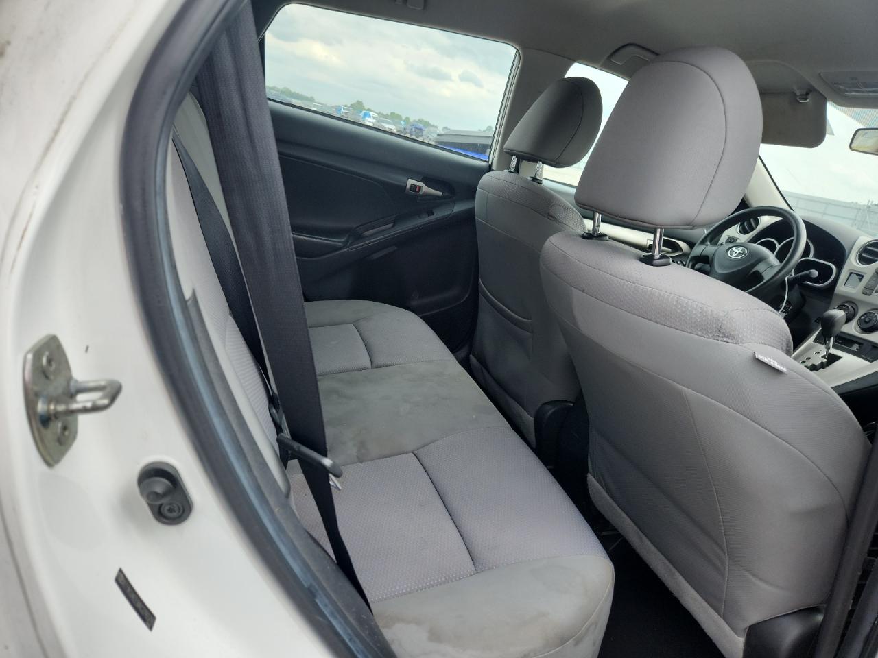 2010 Toyota Matrix Base White vin: 2T1KU4EE9AC276578