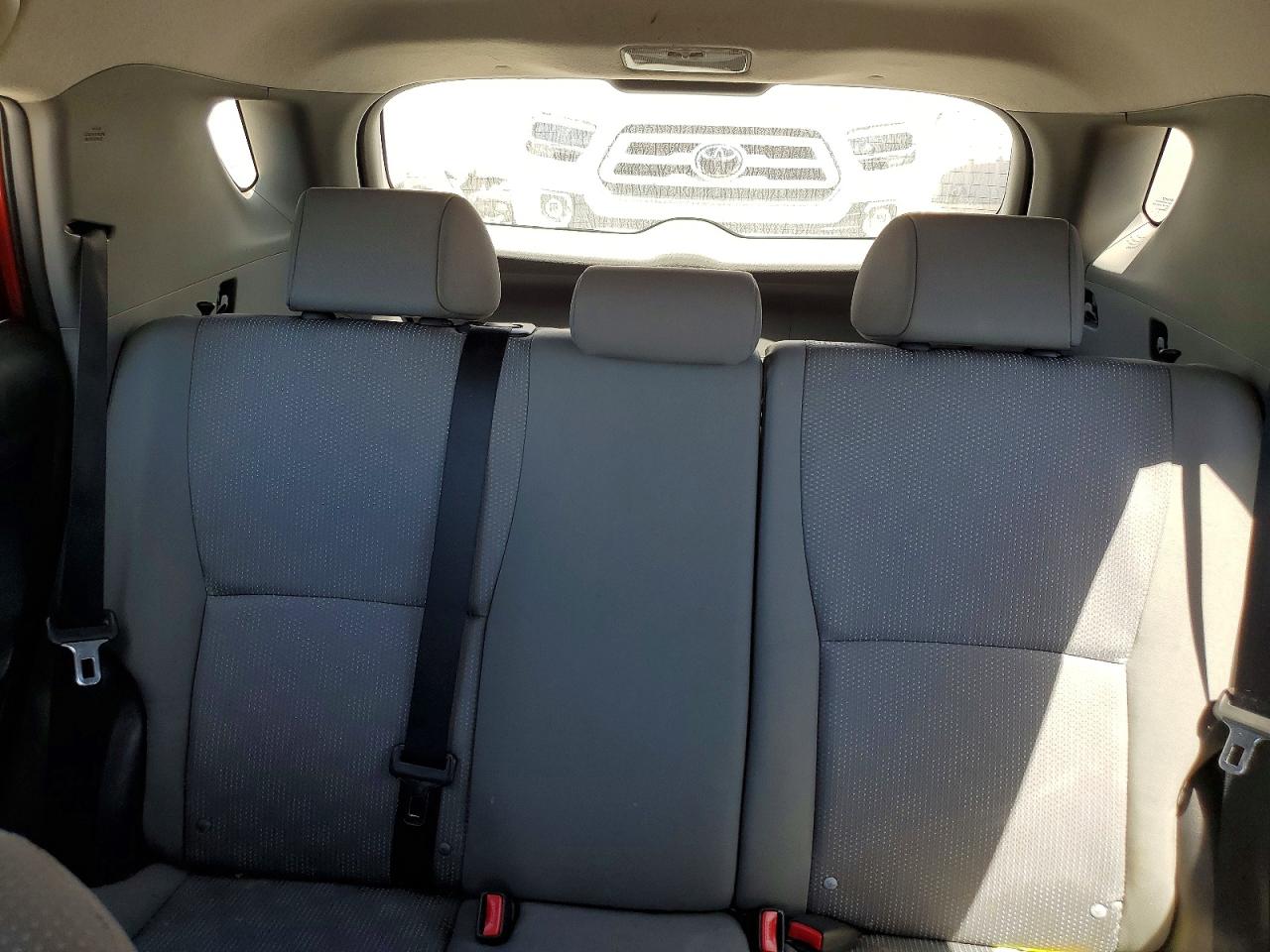 2010 Toyota Matrix Base Red vin: 2T1KU4EE9AC471810
