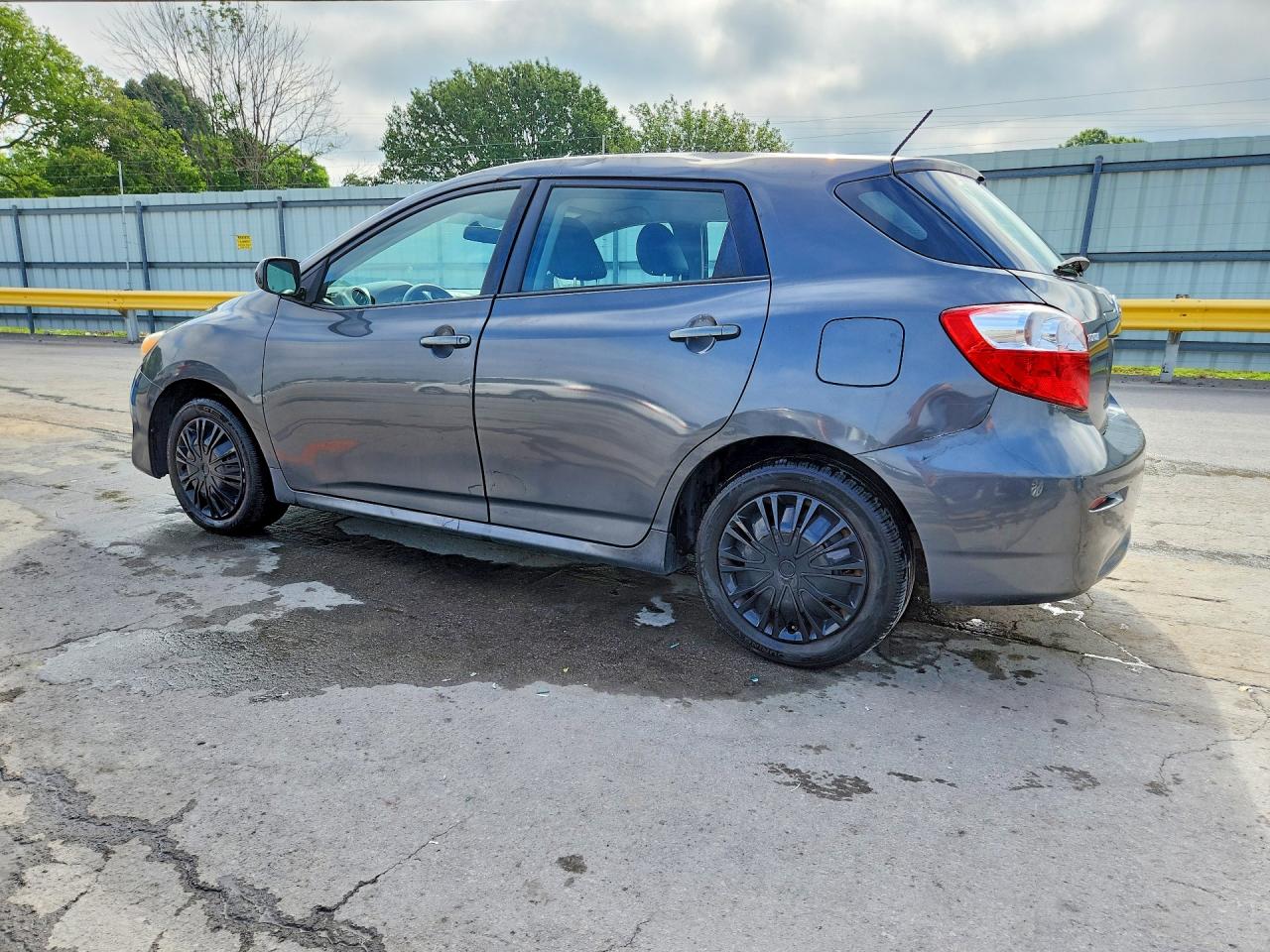 2010 Toyota Matrix Base Gray vin: 2T1KU4EE9AC472357
