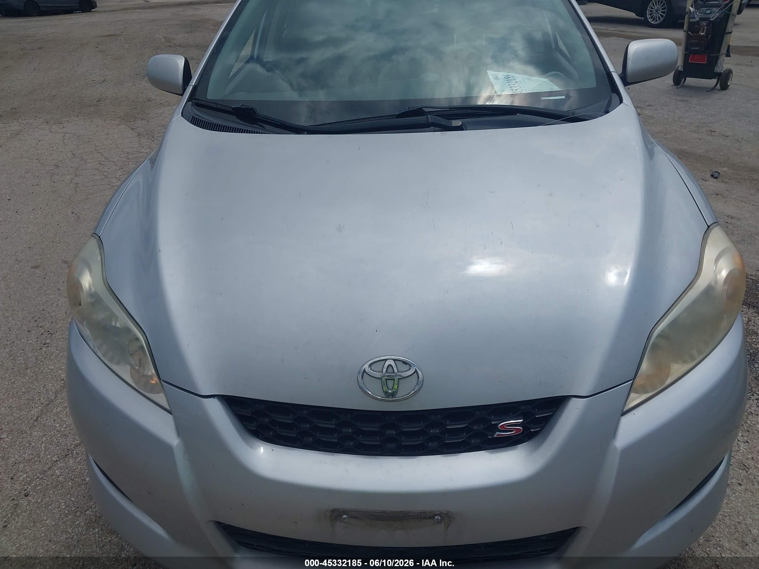 2009 Toyota Matrix S Silver vin: 2T1LE40E09C007812