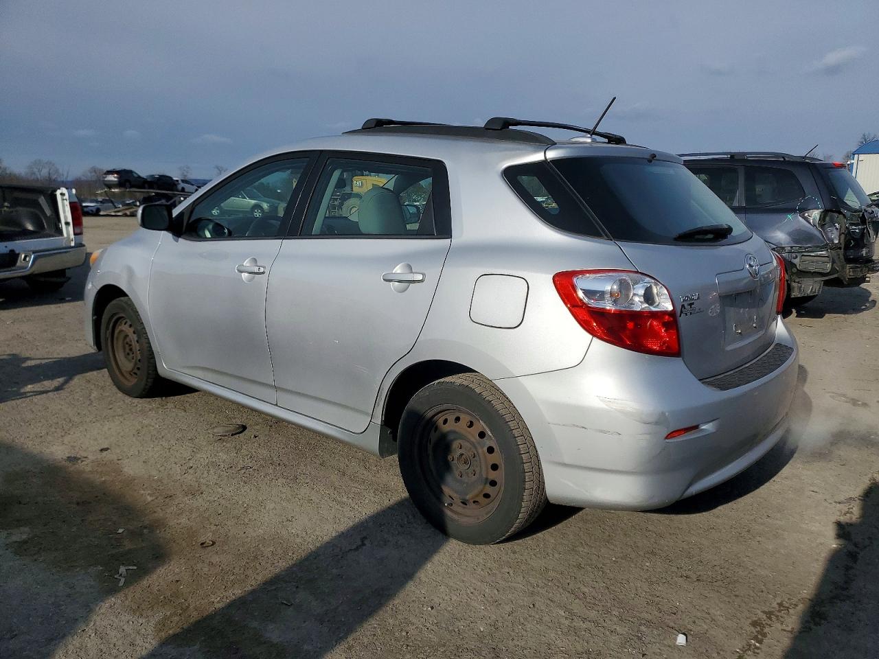 2009 Toyota Corolla Matrix S Silver vin: 2T1LE40E39C011871