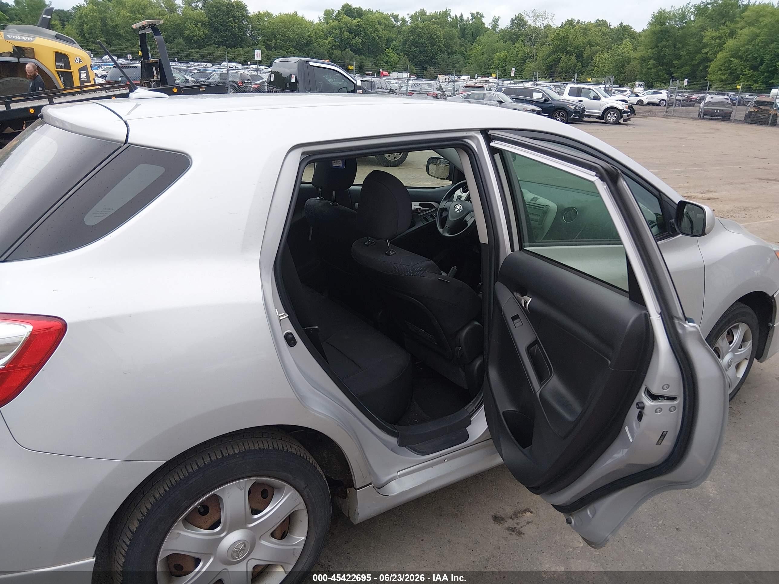 2009 Toyota Matrix S Silver vin: 2T1LE40E79C005152