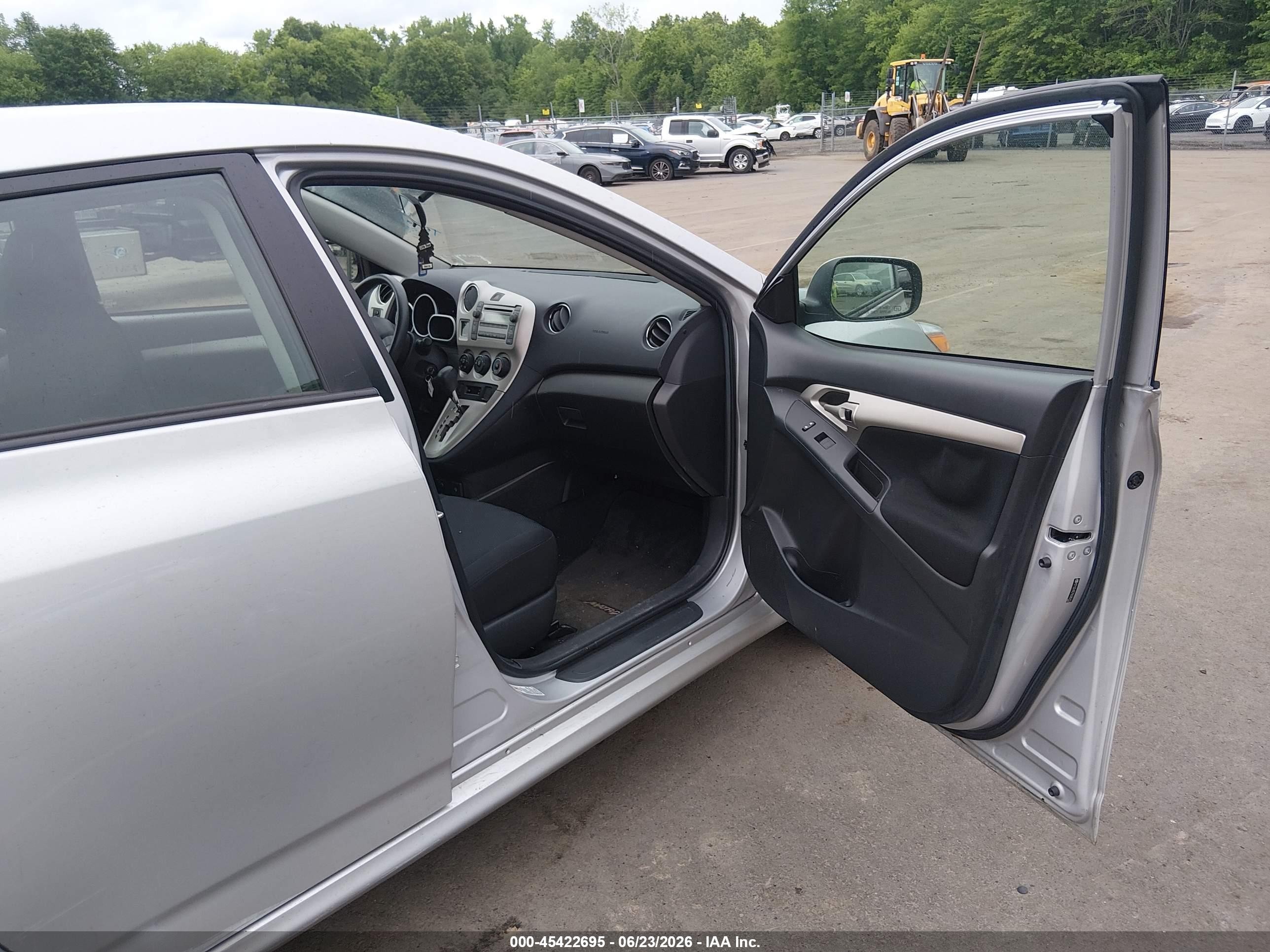 2009 Toyota Matrix S Silver vin: 2T1LE40E79C005152