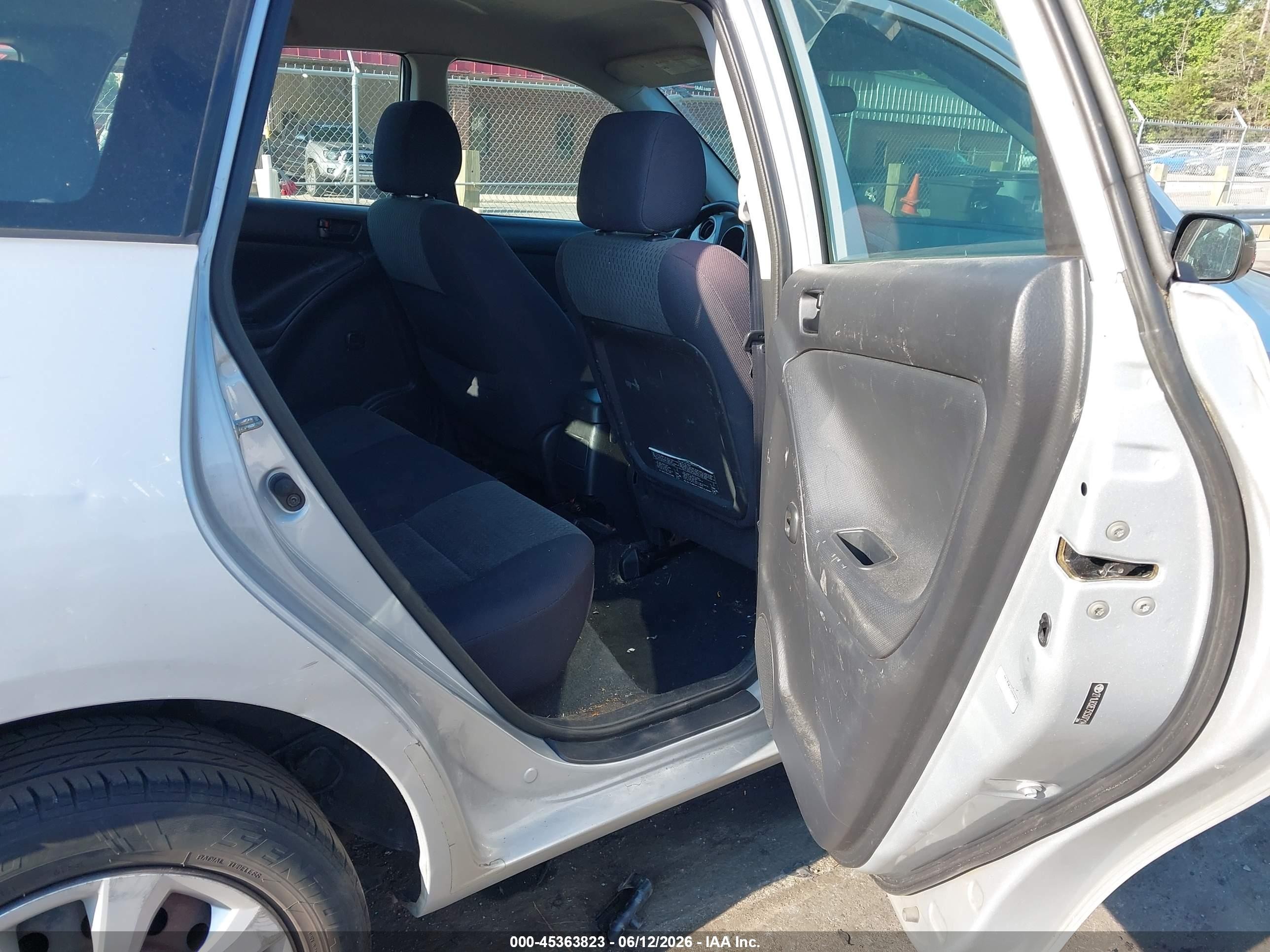 2005 Toyota Matrix   Silver vin: 2T1LR32E75C507214