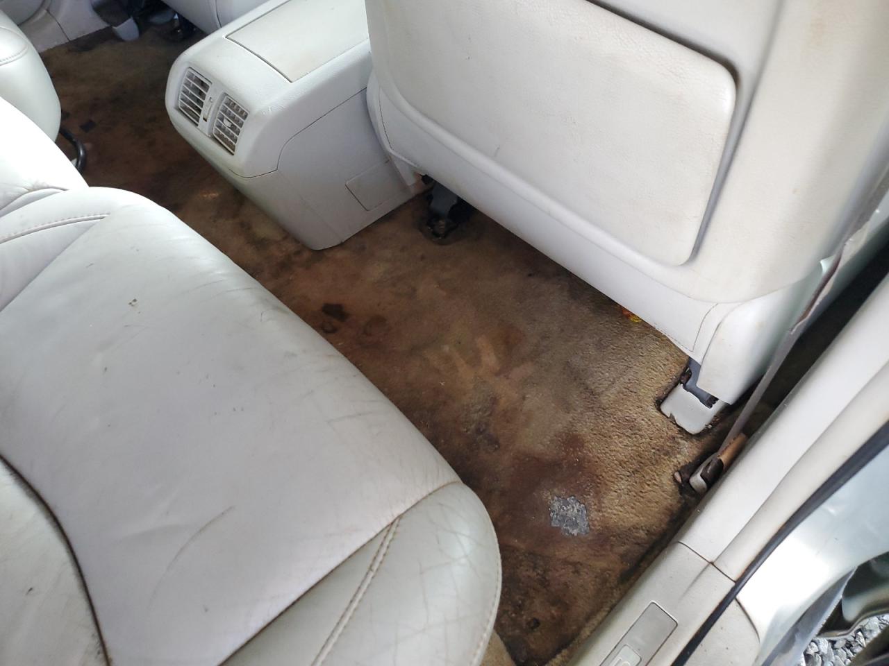 2004 Lexus Rx 330 Silver vin: 2T2GA31UX4C014073 Damage: Right Rear Carpet, Stained, Permanent