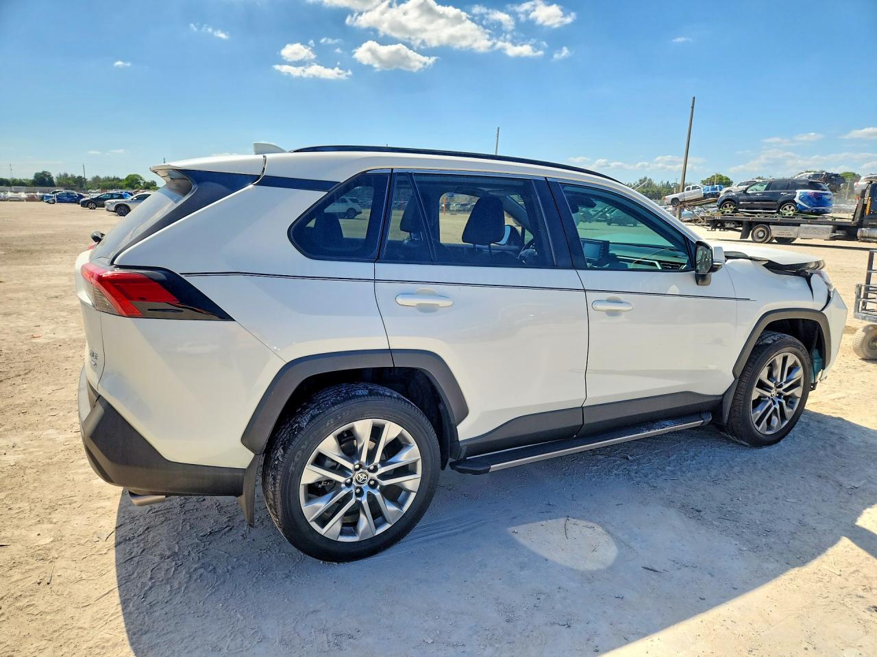 2022 Toyota Rav4 Xle Premium White vin: 2T3A1RFV0NW303498