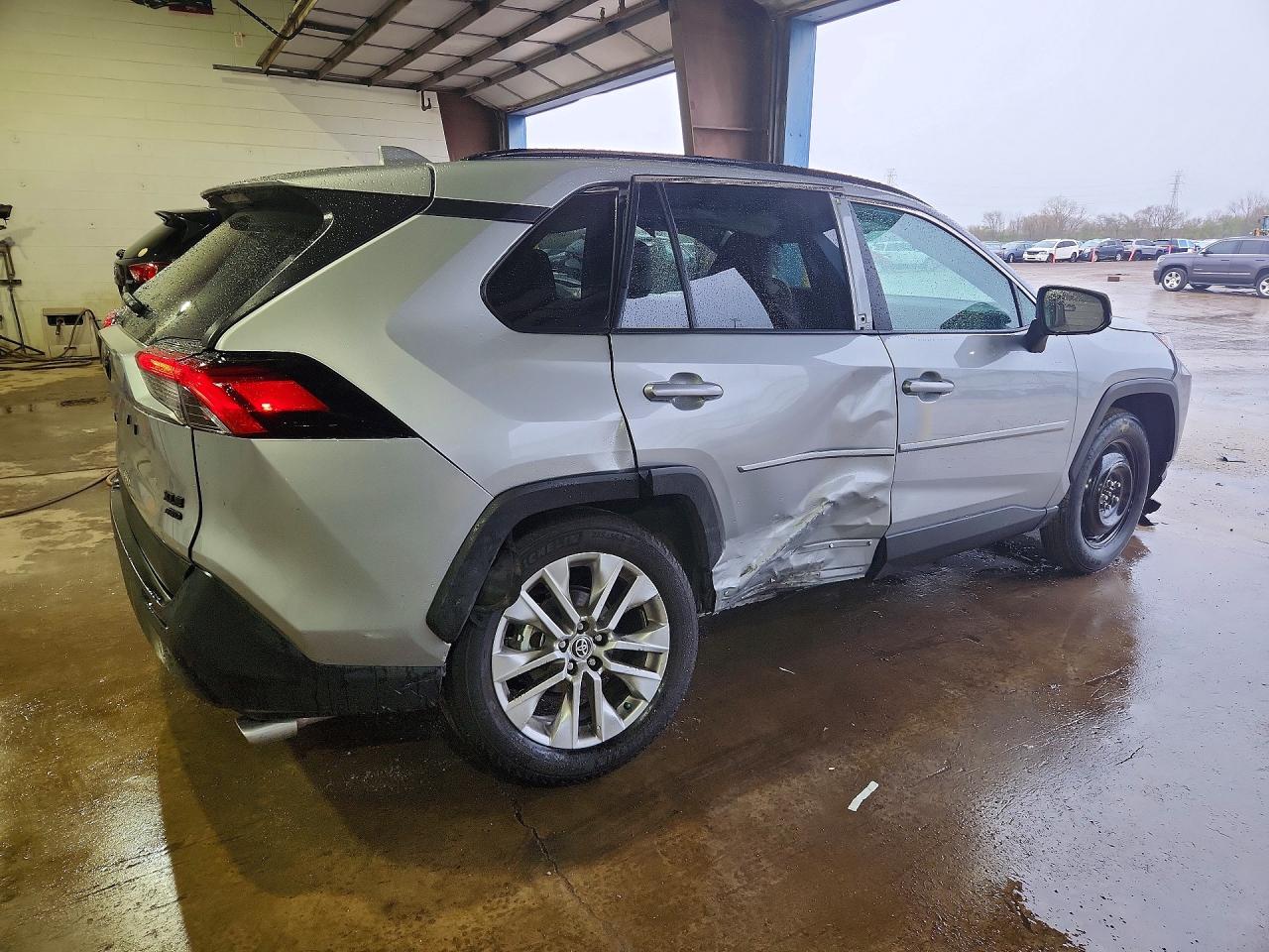 2025 Toyota Rav4 Xle Premium Silver vin: 2T3A1RFV0SW624551