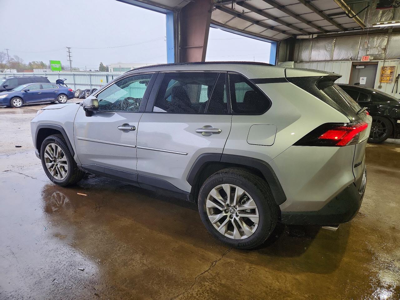 2025 Toyota Rav4 Xle Premium Silver vin: 2T3A1RFV0SW624551