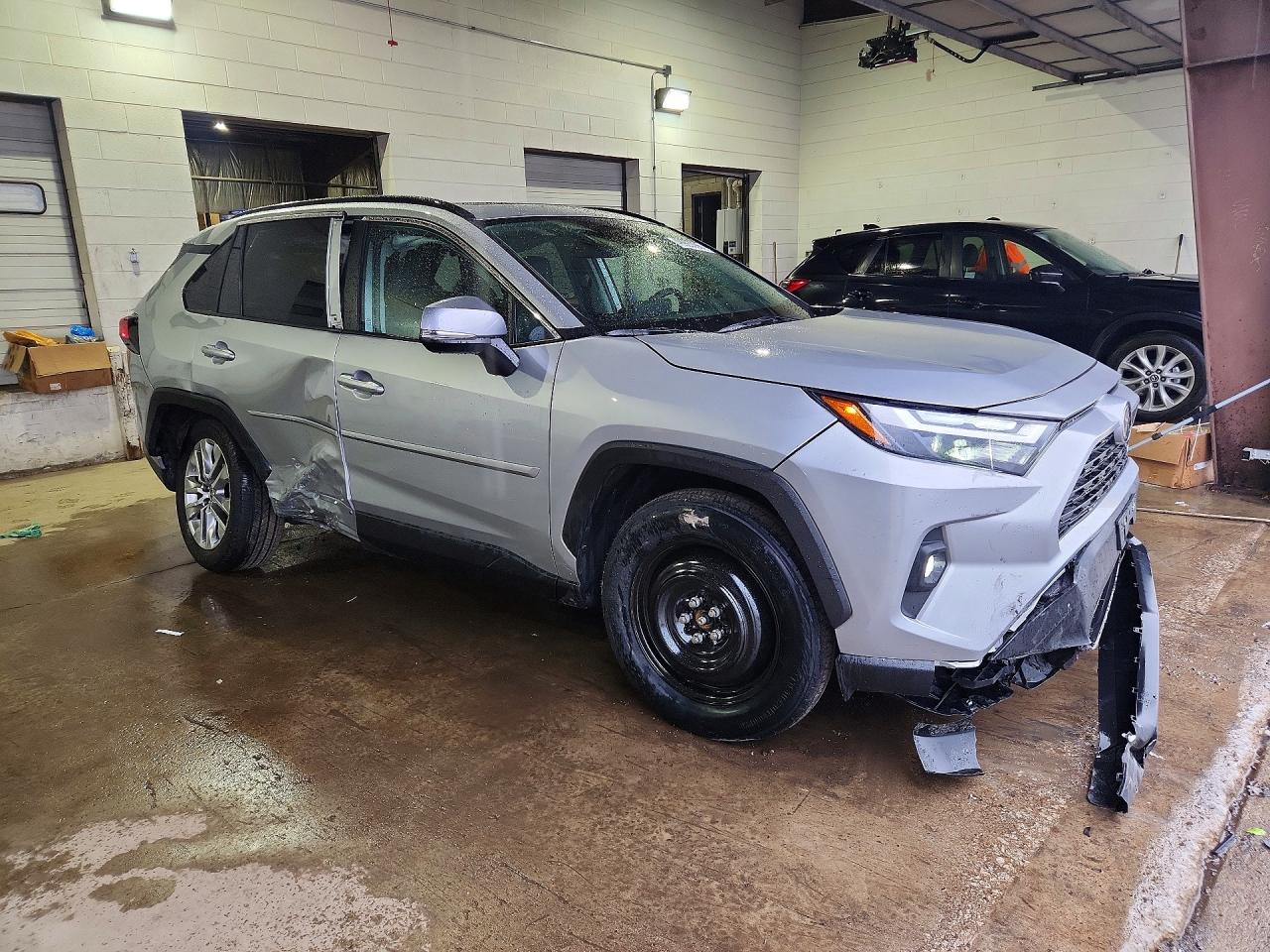 2025 Toyota Rav4 Xle Premium Silver vin: 2T3A1RFV0SW624551