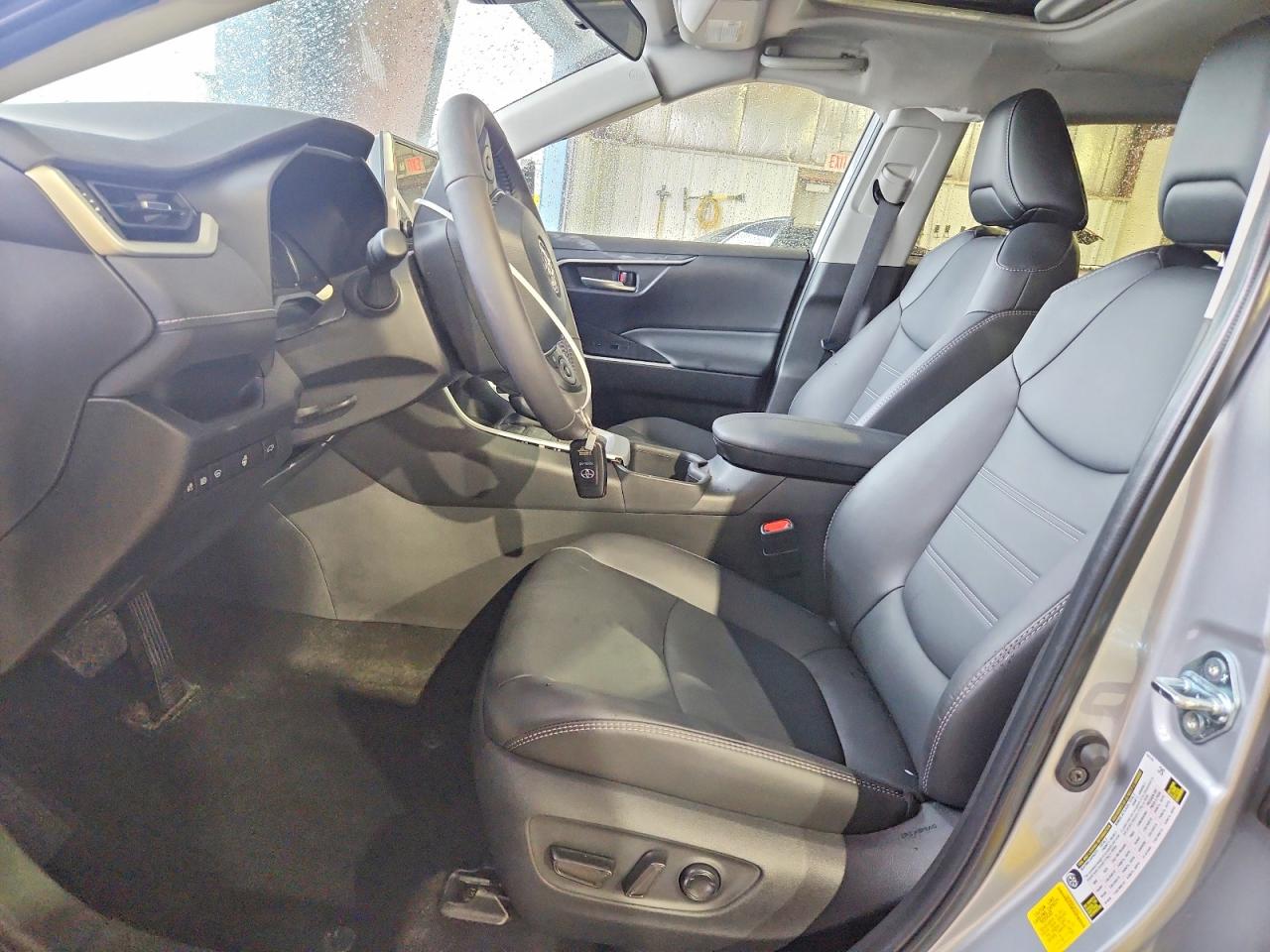 2025 Toyota Rav4 Xle Premium Silver vin: 2T3A1RFV0SW624551