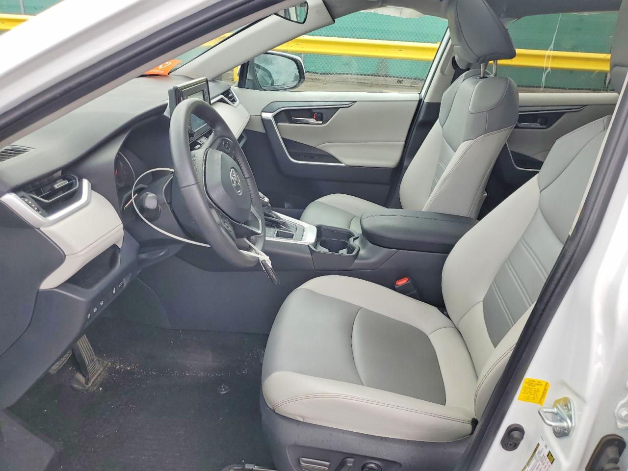 2019 Toyota Rav4 Xle Premium White vin: 2T3A1RFV3KW077498