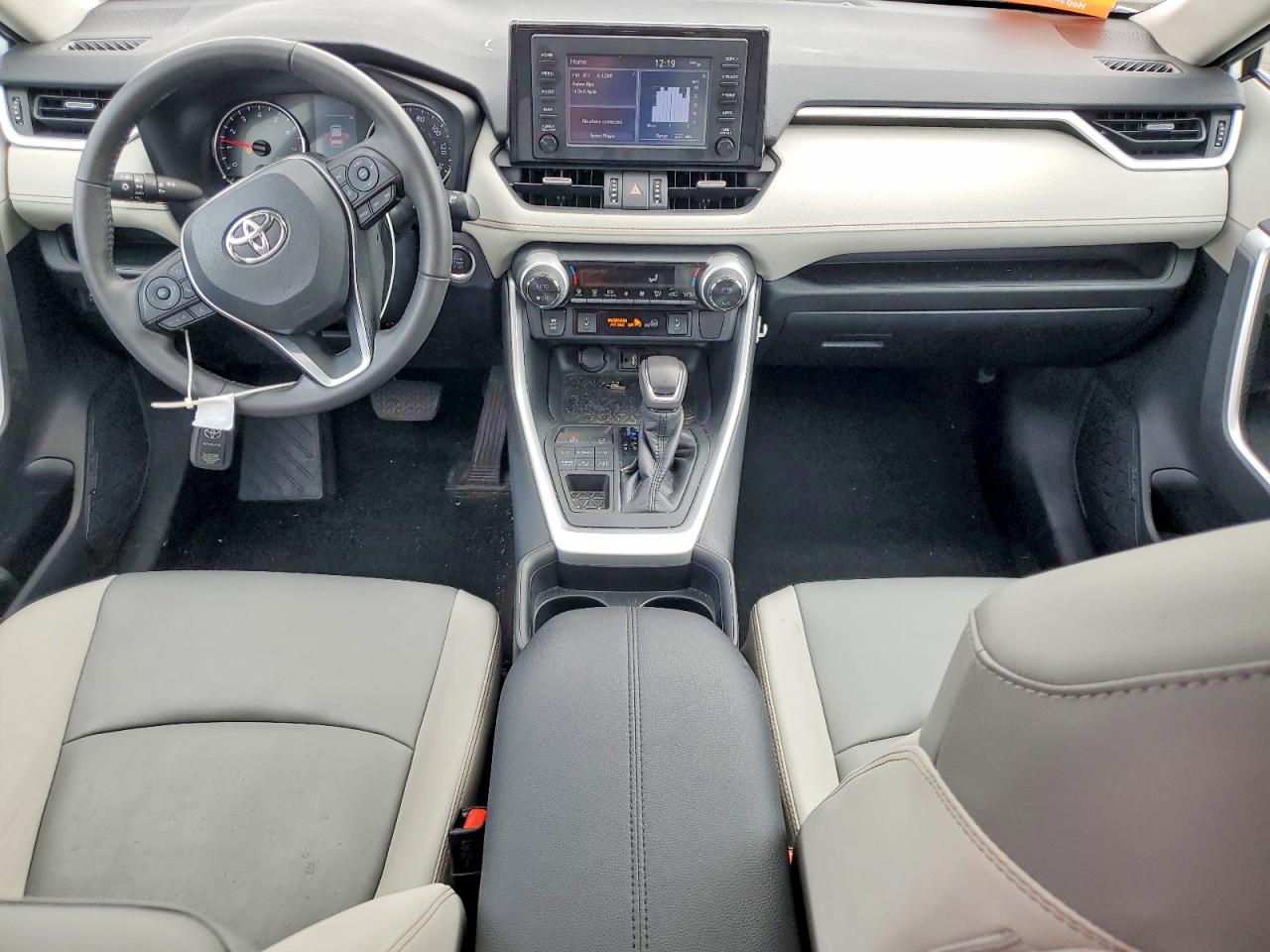 2019 Toyota Rav4 Xle Premium White vin: 2T3A1RFV3KW077498