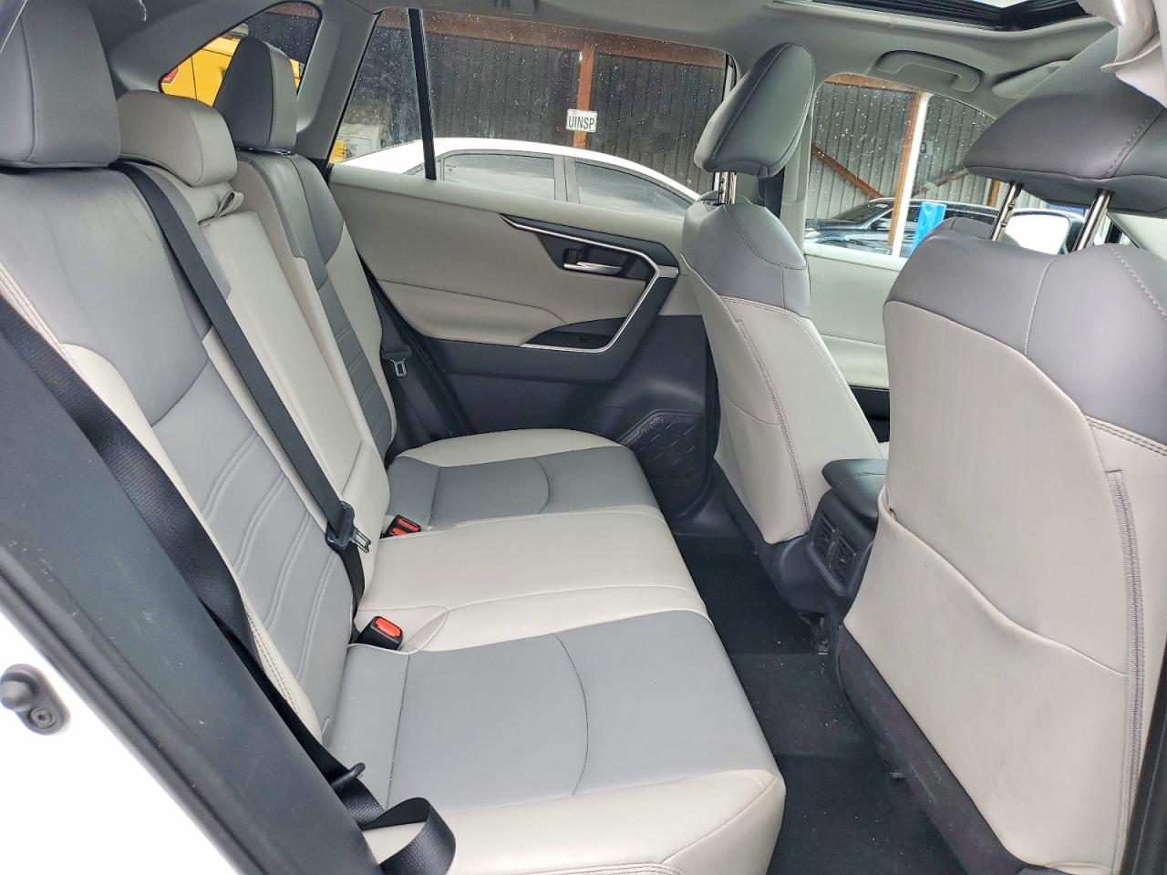 2019 Toyota Rav4 Xle Premium White vin: 2T3A1RFV3KW077498