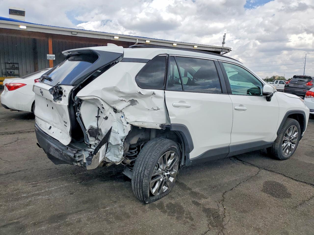 2019 Toyota Rav4 Xle Premium White vin: 2T3A1RFV3KW077498