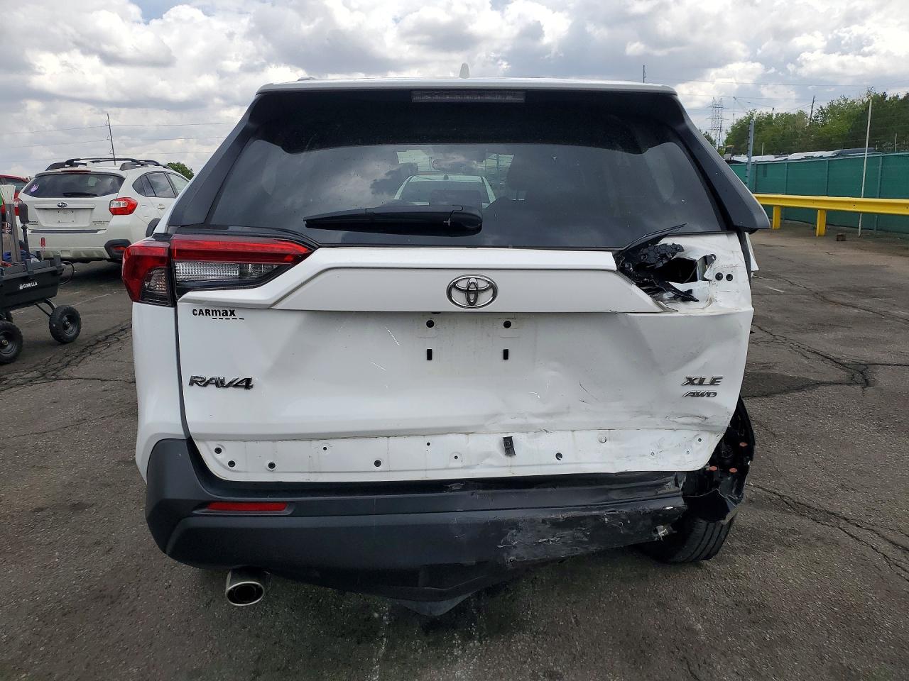 2019 Toyota Rav4 Xle Premium White vin: 2T3A1RFV3KW077498