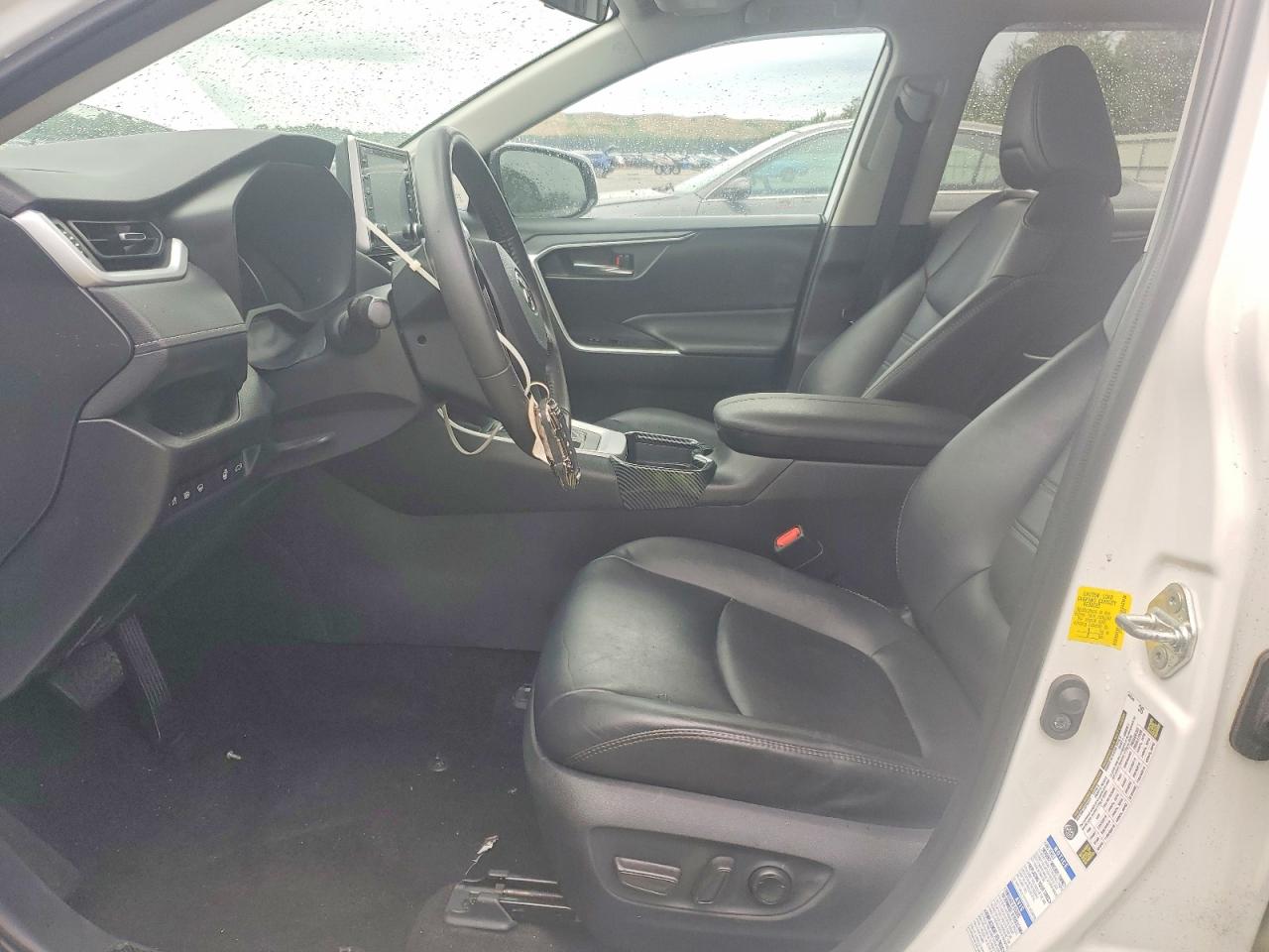 2019 Toyota Rav4 Xle Premium White vin: 2T3A1RFV5KC038915