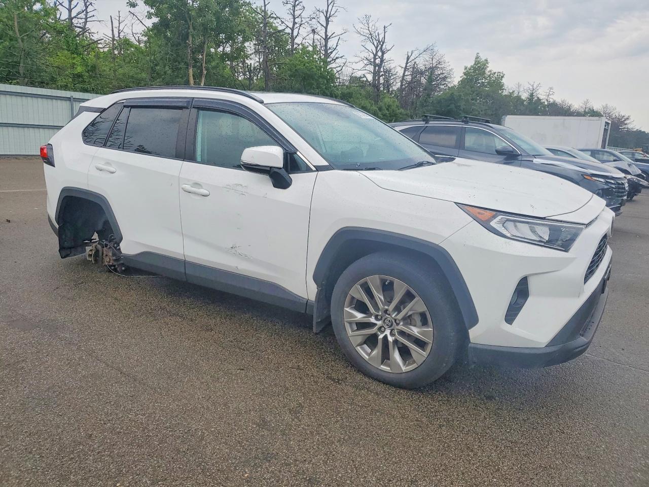 2019 Toyota Rav4 Xle Premium White vin: 2T3A1RFV5KC038915