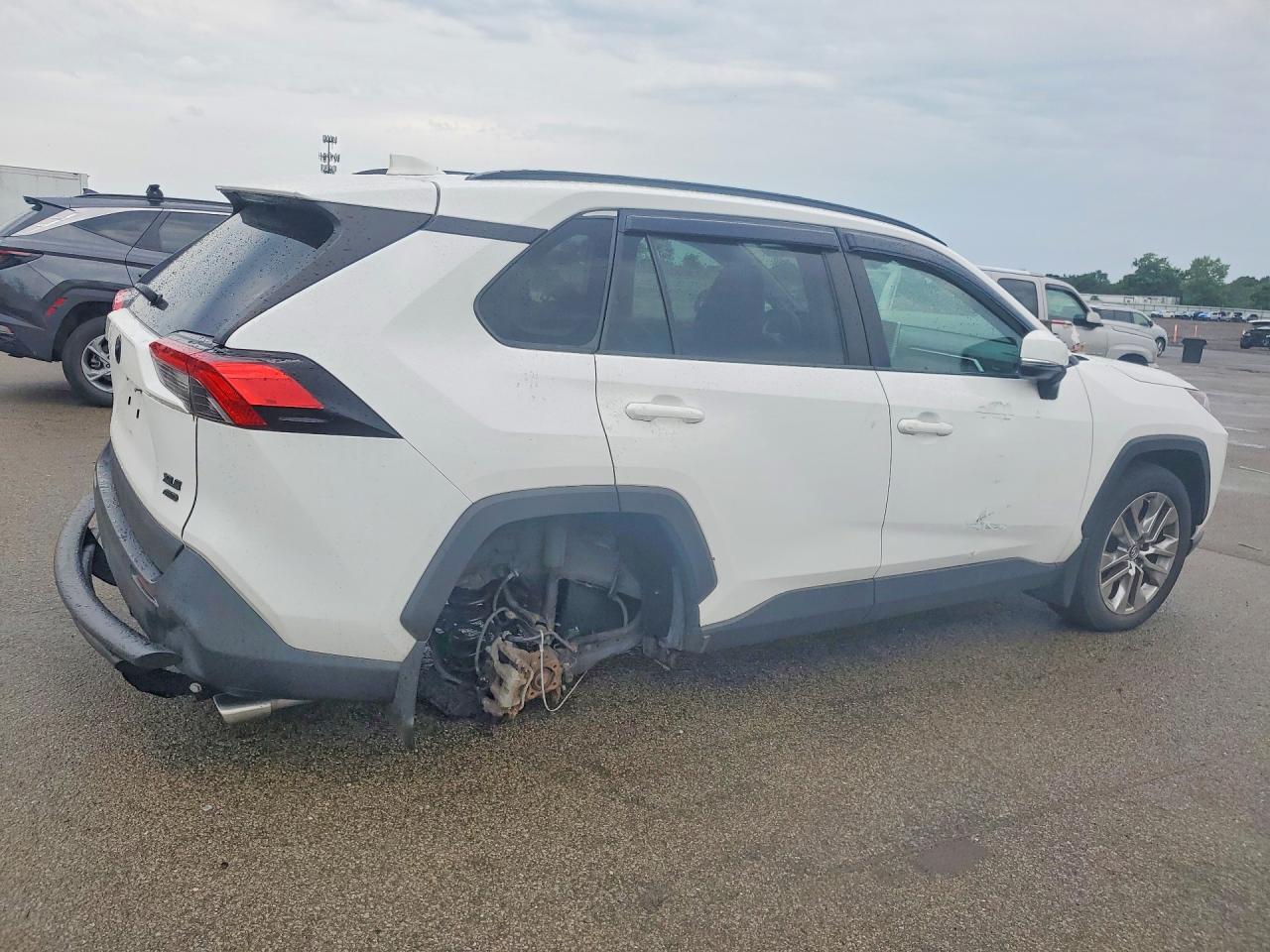 2019 Toyota Rav4 Xle Premium White vin: 2T3A1RFV5KC038915