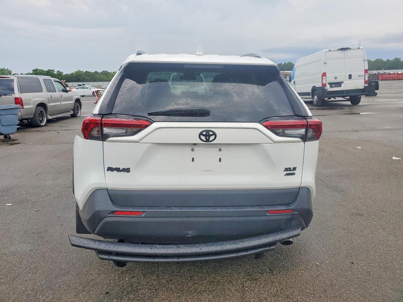 2019 Toyota Rav4 Xle Premium White vin: 2T3A1RFV5KC038915