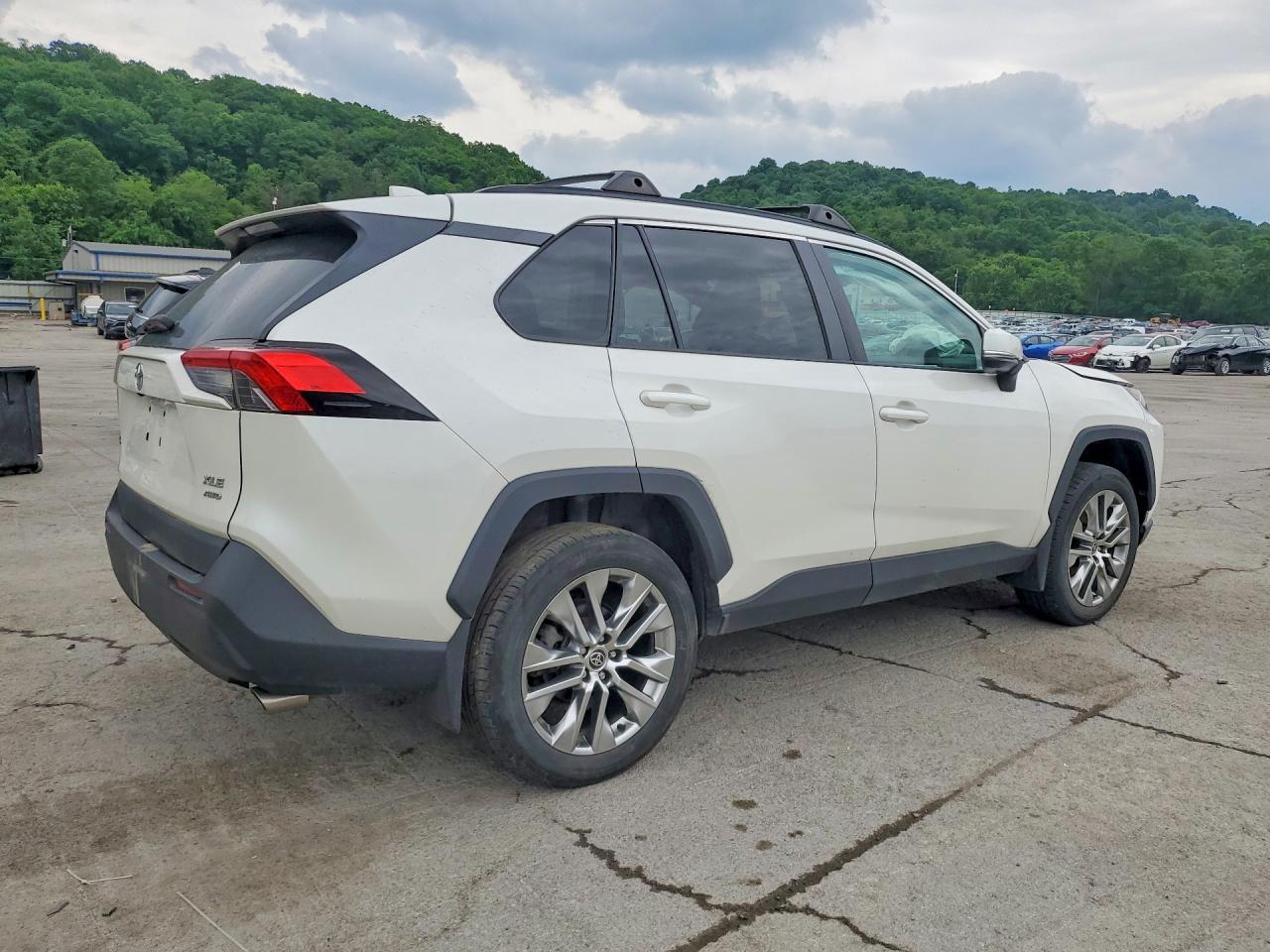 2021 Toyota Rav4 Xle Premium White vin: 2T3A1RFV7MW170009