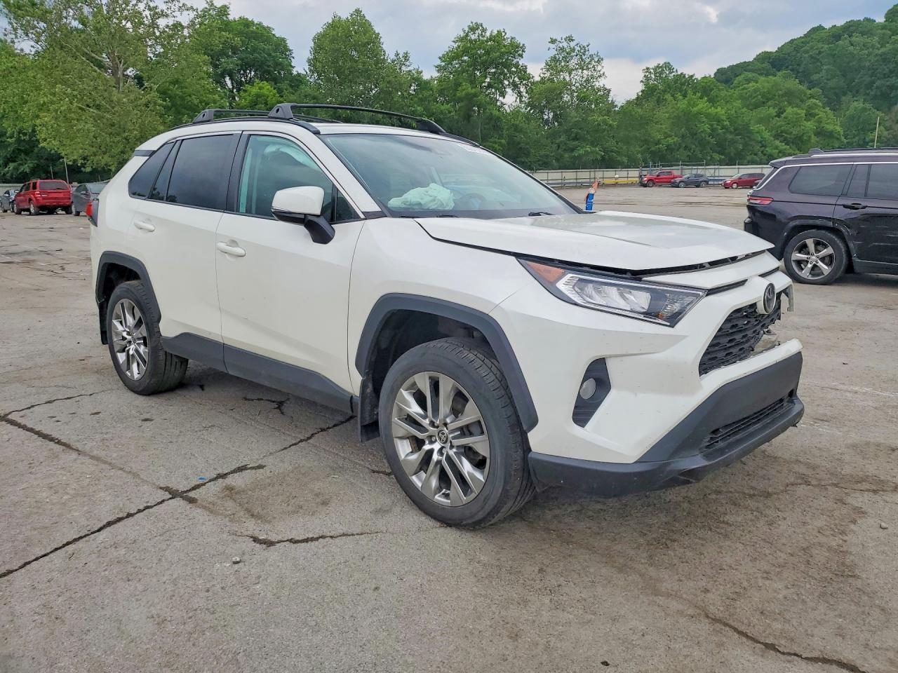 2021 Toyota Rav4 Xle Premium White vin: 2T3A1RFV7MW170009