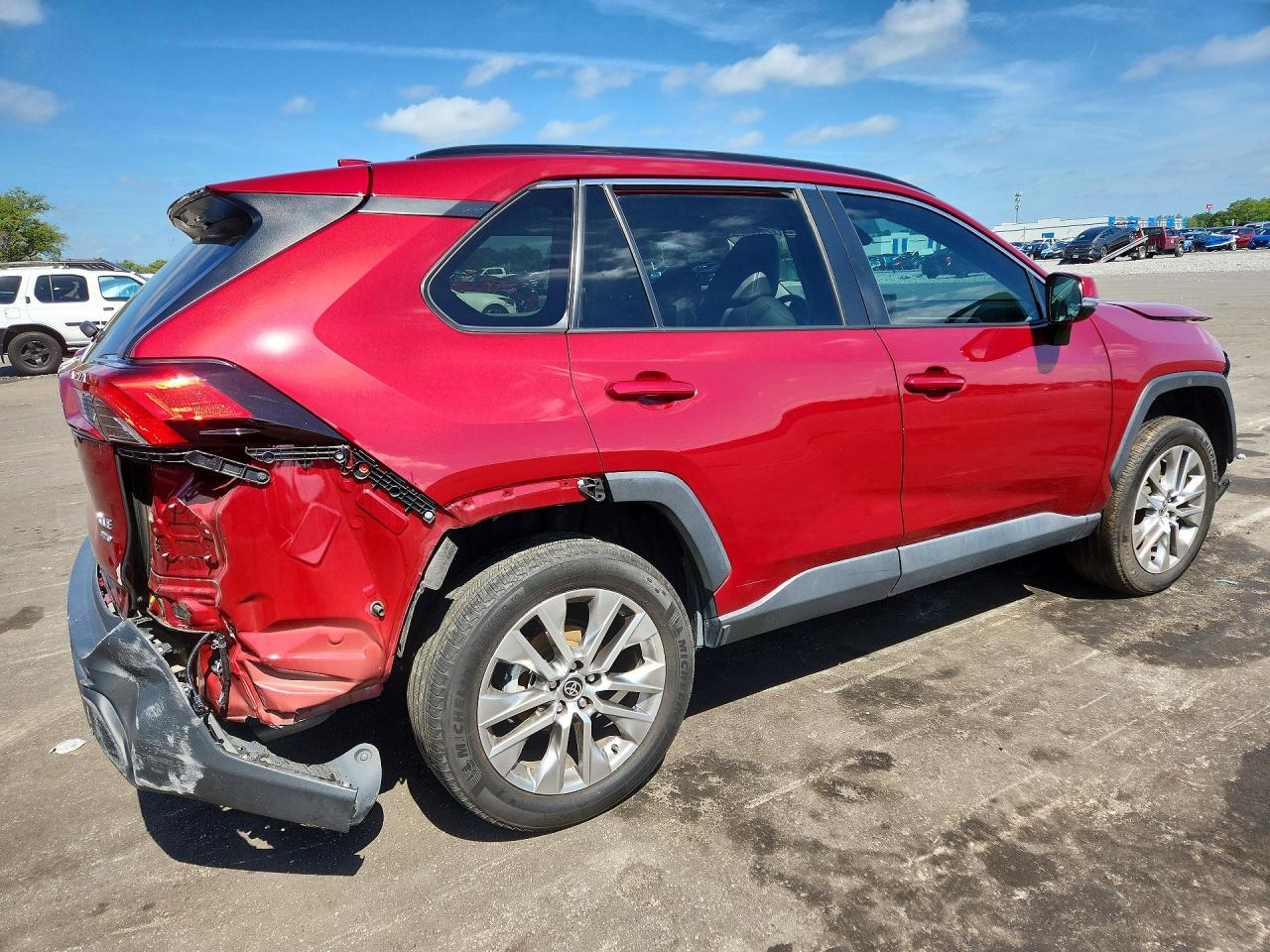 2022 Toyota Rav4 Xle Premium Red vin: 2T3A1RFV7NW262819