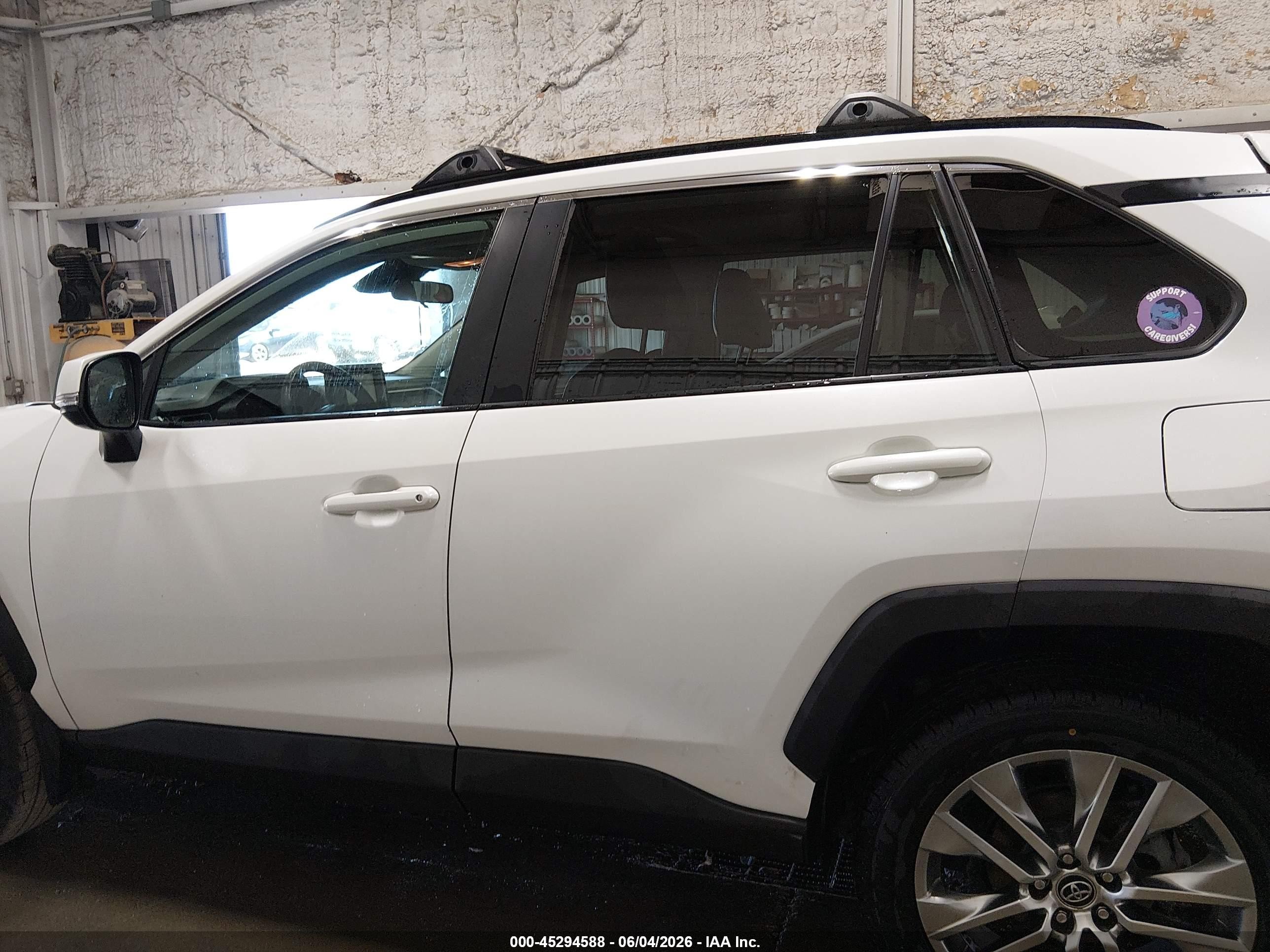 2021 Toyota Rav4 Xle Premium White vin: 2T3A1RFV8MW143241