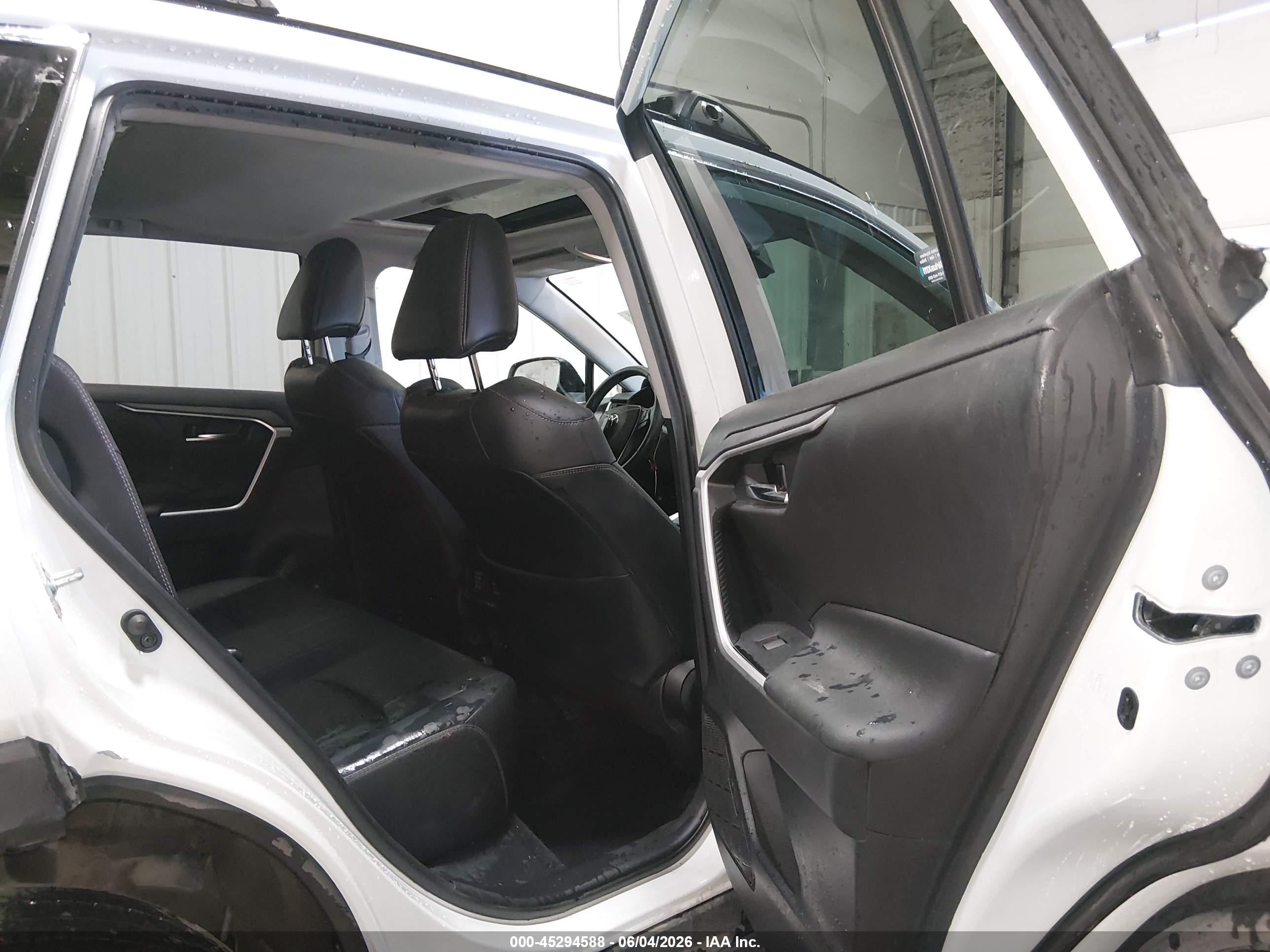 2021 Toyota Rav4 Xle Premium White vin: 2T3A1RFV8MW143241
